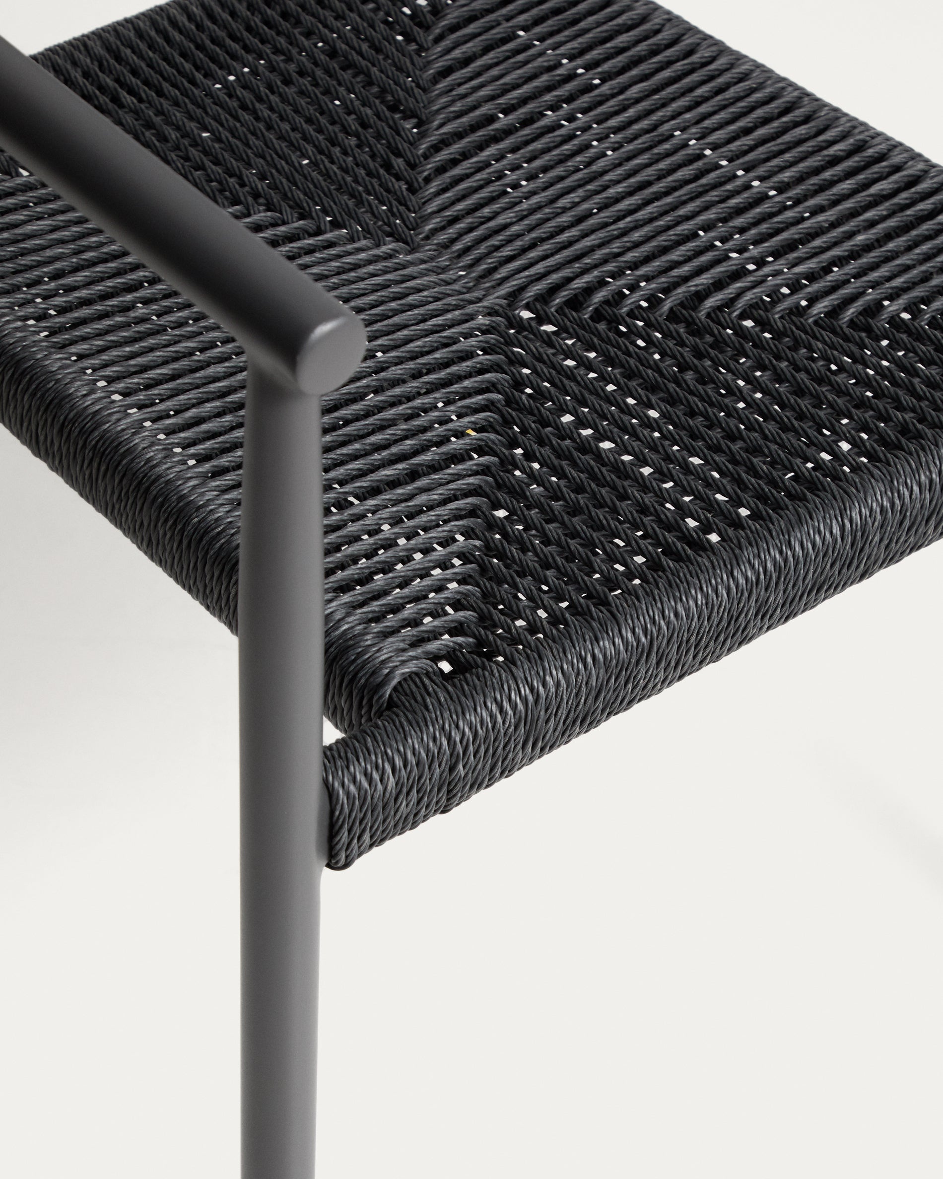 Stapelbarer Outdoor-Stuhl Livadia aus Aluminium in Graphit in Dunkelgrau präsentiert im Onlineshop von KAQTU Design AG. Gartenstuhl ist von Kave Home