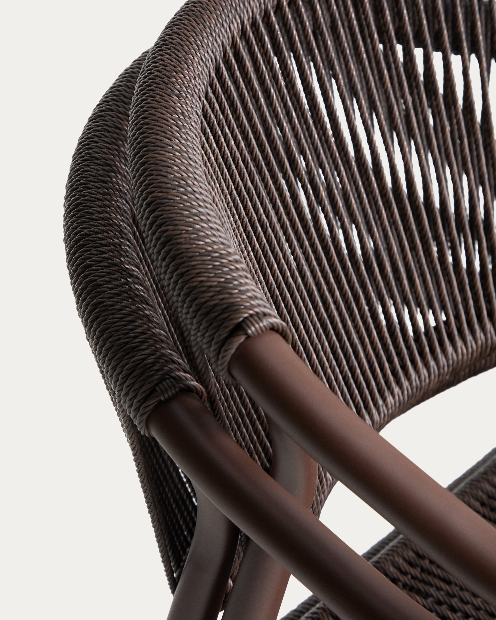 Stapelbarer Outdoor-Stuhl Livadia aus Aluminium in Braun in Braun präsentiert im Onlineshop von KAQTU Design AG. Gartenstuhl ist von Kave Home