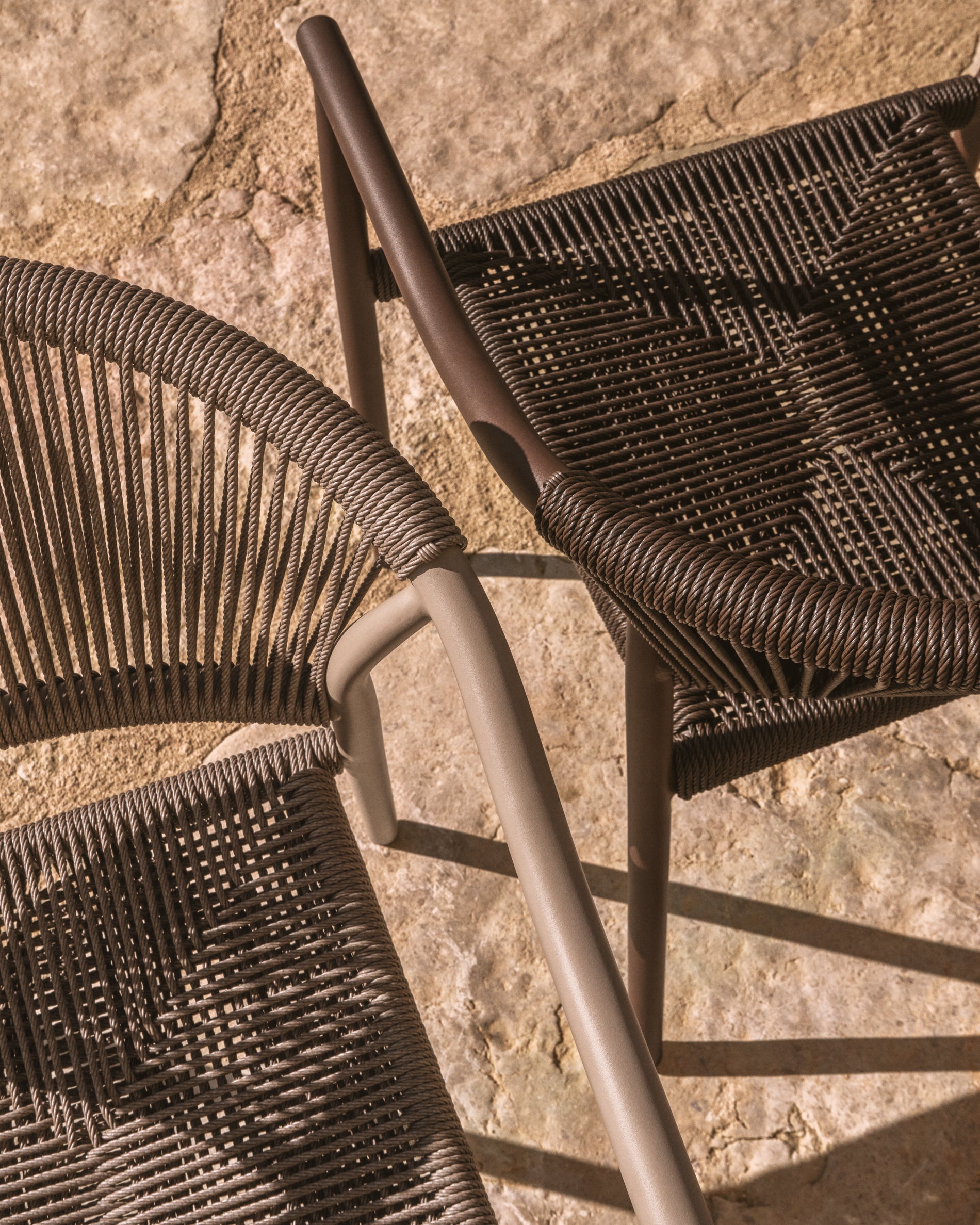 Stapelbarer Outdoor-Stuhl Livadia aus Aluminium in Braun in Braun präsentiert im Onlineshop von KAQTU Design AG. Gartenstuhl ist von Kave Home