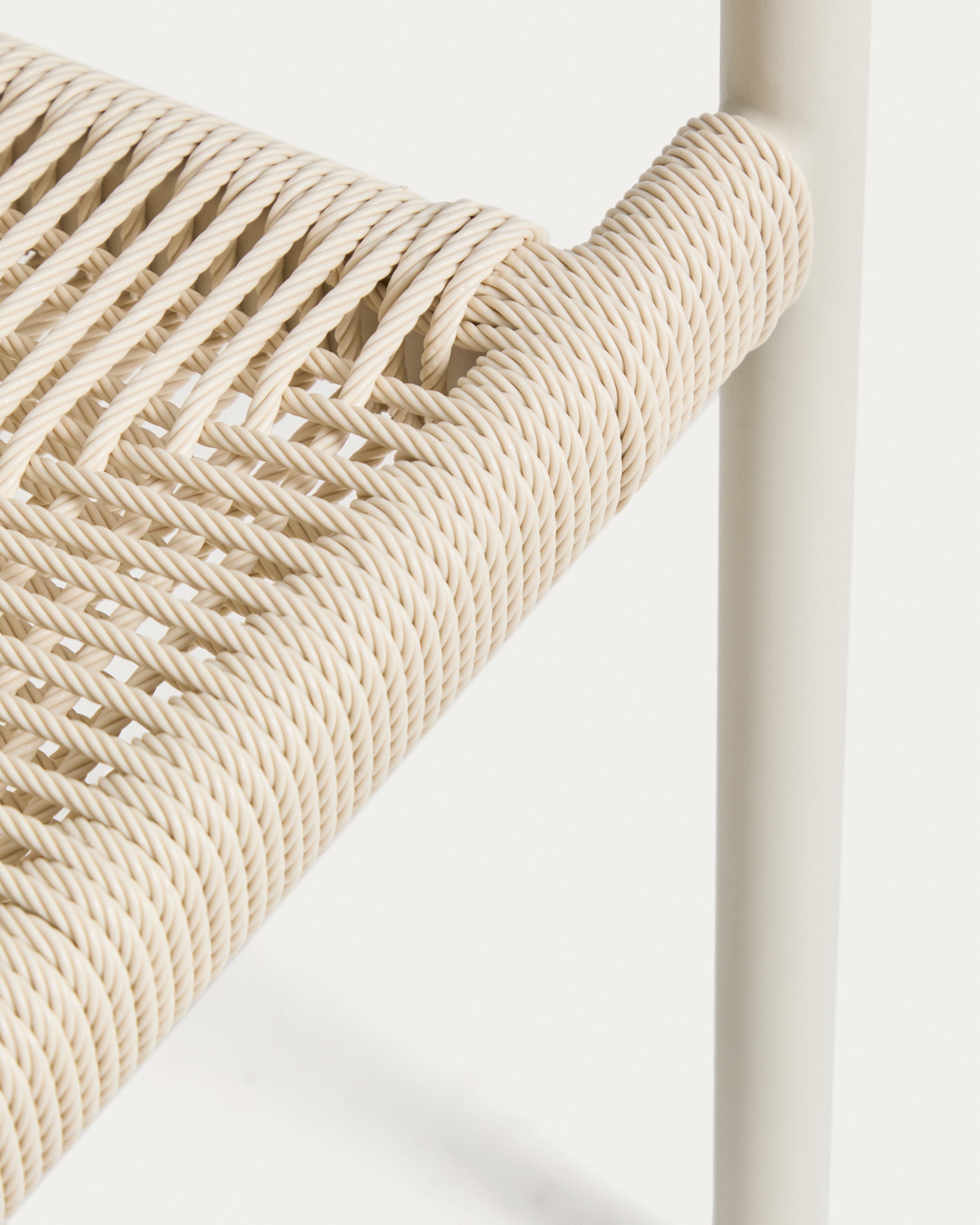 Stapelbarer Outdoor-Stuhl Livadia aus Aluminium in Rohoptik in Ecru präsentiert im Onlineshop von KAQTU Design AG. Gartenstuhl ist von Kave Home