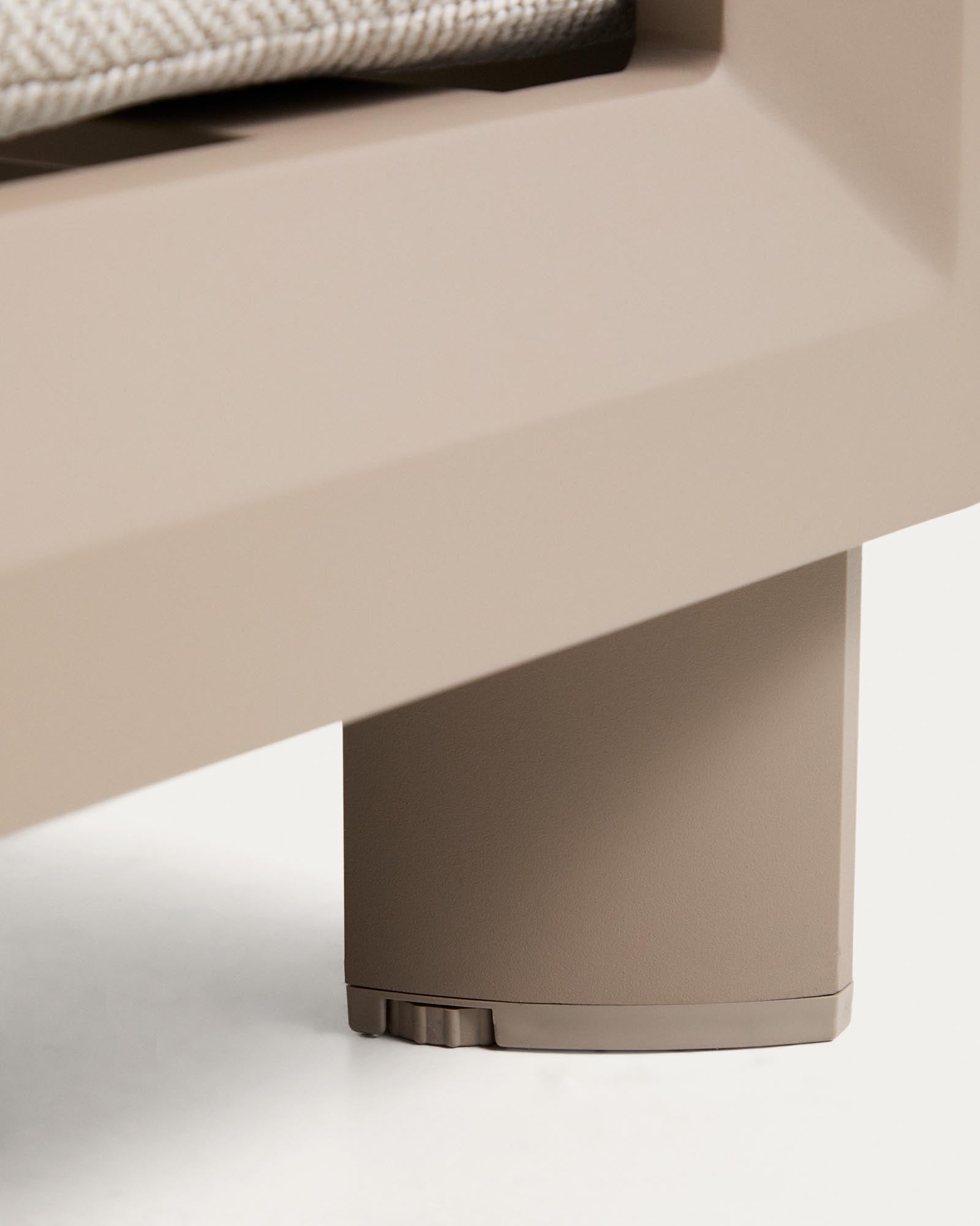 Moderner Outdoor-Sessel Nerano in sanftem Taupe, aus langlebigem Aluminium, ideal für gemütliche Stunden im Garten oder auf der Terrasse.