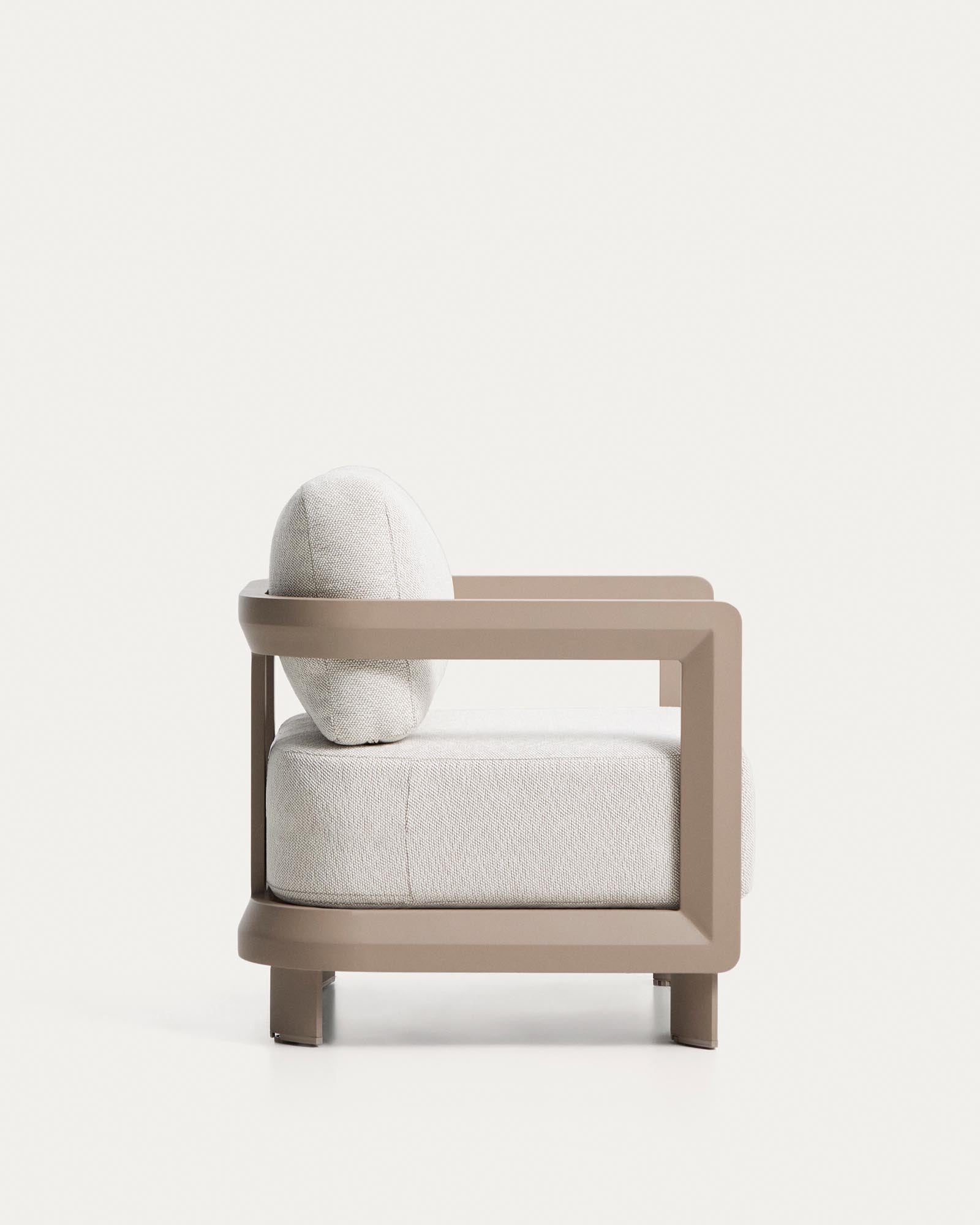 Stylischer taupefarbener Outdoor-Sessel Nerano aus leichtem Aluminium, ideal für gemütliche Stunden im Garten oder auf der Terrasse.