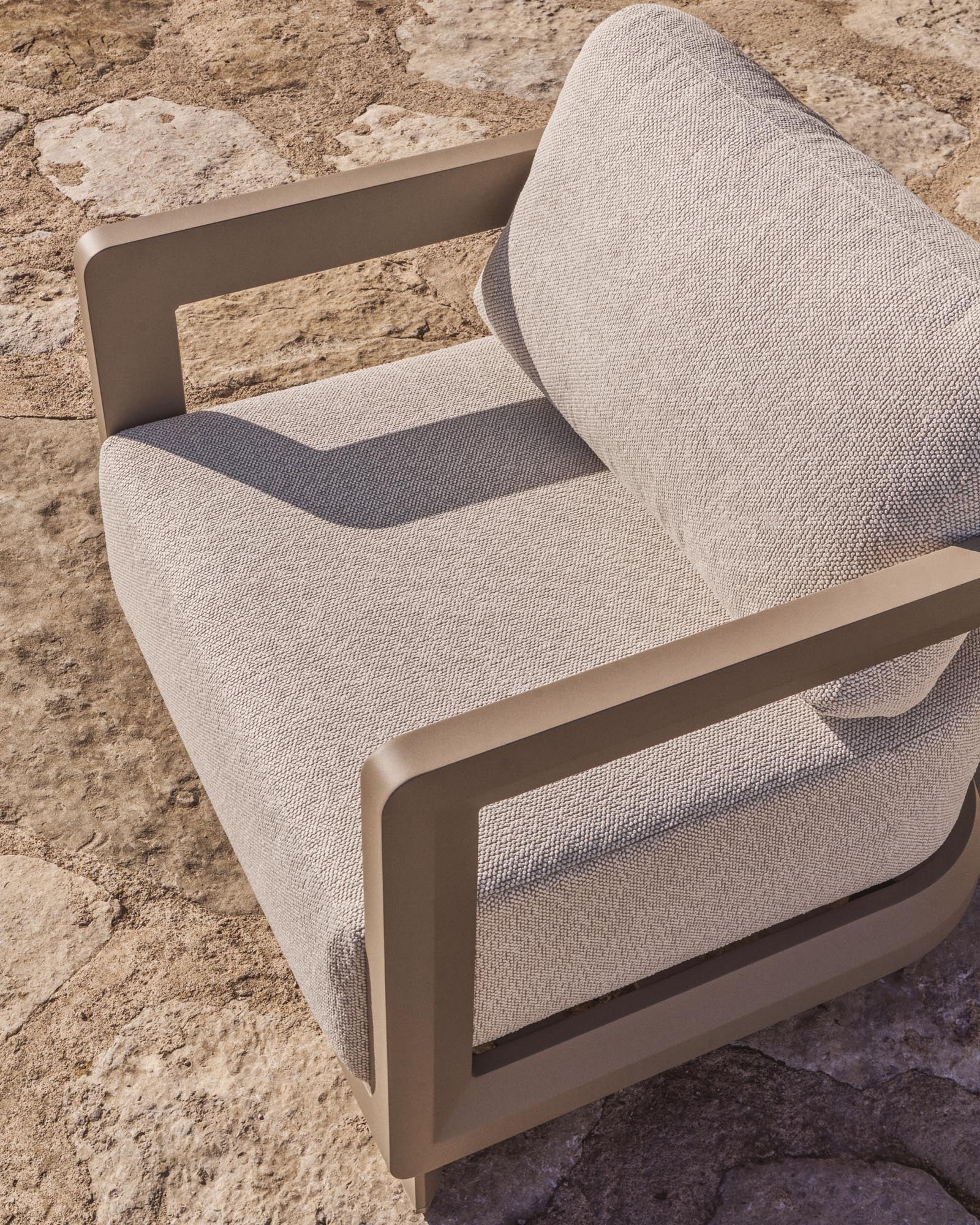 Eleganter Outdoor-Sessel Nerano aus robustem Aluminium in stilvollem Taupe, ideal für entspannte Stunden im Freien.