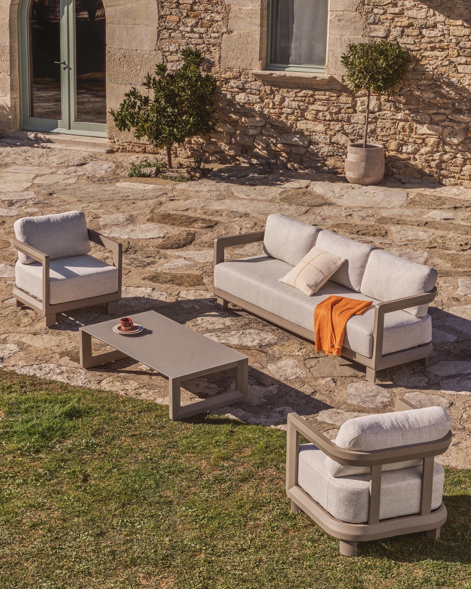 Eleganter Outdoor-Sessel Nerano in Taupe, gefertigt aus robustem Aluminium, ideal für stilvolle Entspannung im Freien.