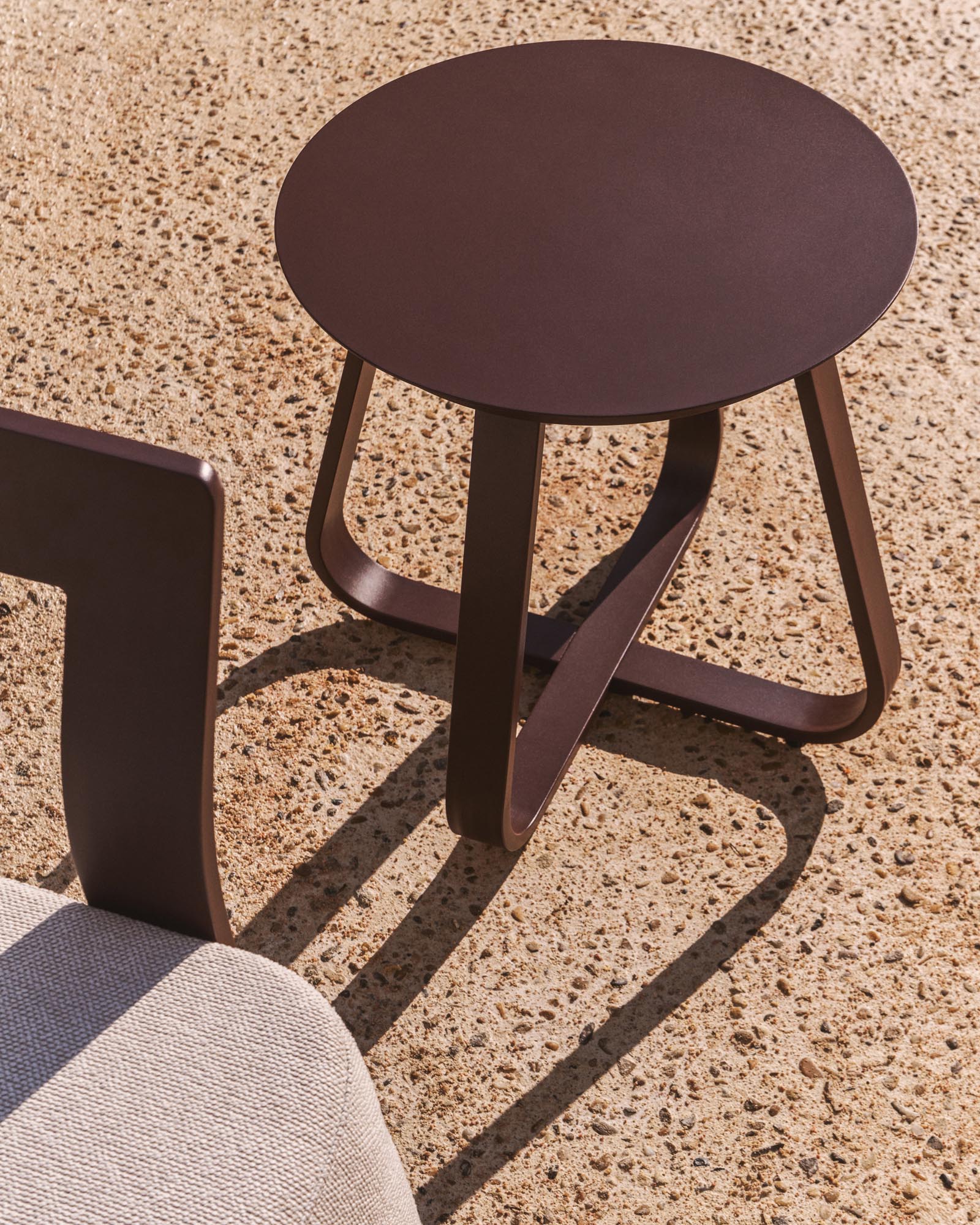 Stilvoller Beistelltisch Tamaris aus braunem Aluminium, Ø 48 cm, perfekt für entspannte Stunden im Freien auf Terrasse oder im Garten.