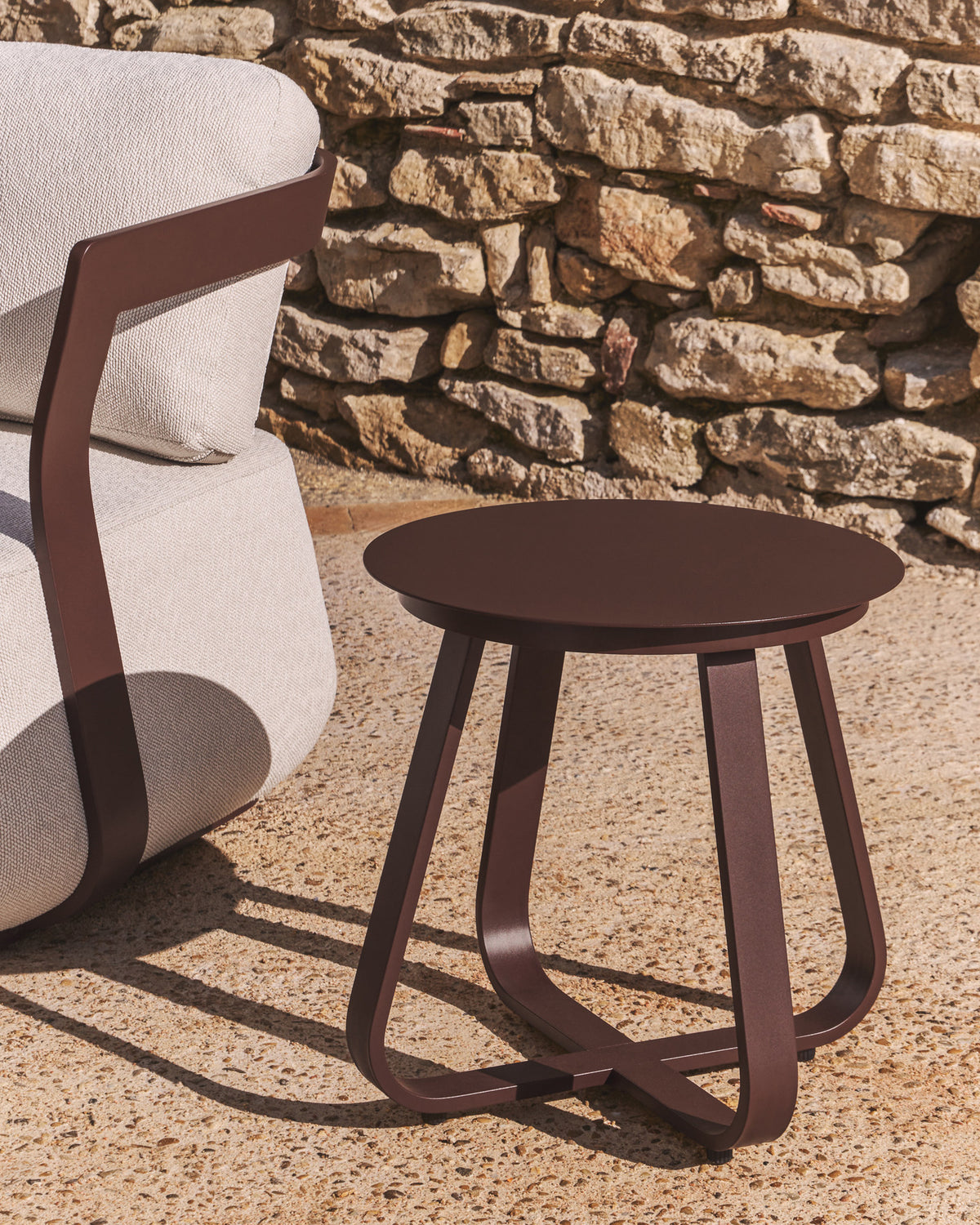 Outdoor Beistelltisch Tamaris aus Aluminium in Braun Ø 48 cm in Braun, Hellbraun, Beige präsentiert im Onlineshop von KAQTU Design AG. Beistelltisch Outdoor ist von Kave Home