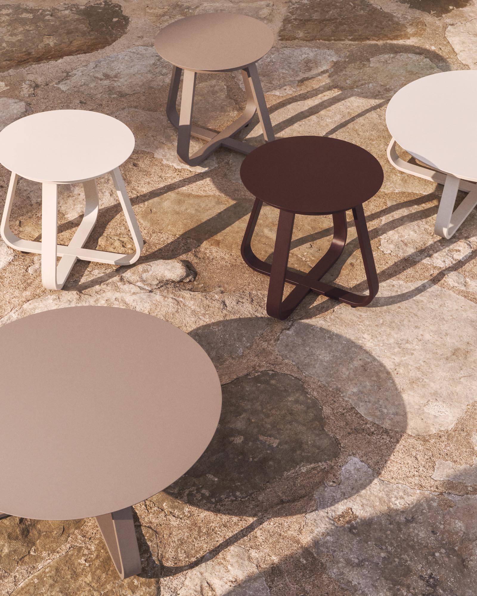 Moderner Beistelltisch Tamaris aus leichtem Aluminium in taupe, Ø 48 cm, perfekt für entspannte Stunden im Freien.