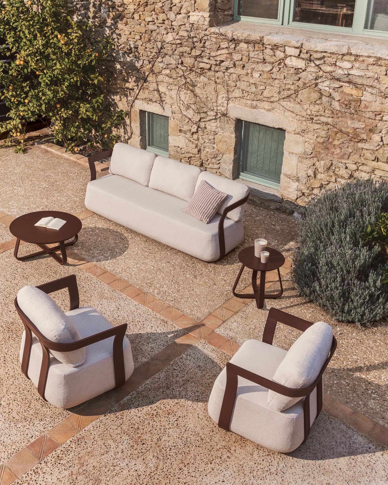 Eleganter Outdoor Couchtisch Tamaris aus robustem braunem Aluminium, Ø 80 cm, ideal für entspannte Stunden im Freien.