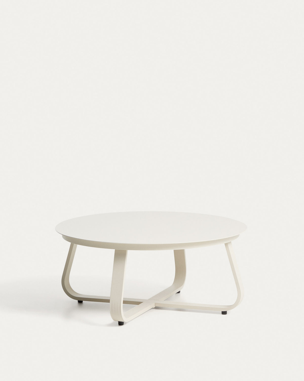Outdoor Couchtisch Tamaris aus ecrufarbenem Aluminium Ø 80 cm in Ecru, Beige, Weiss präsentiert im Onlineshop von KAQTU Design AG. Loungetisch ist von Kave Home