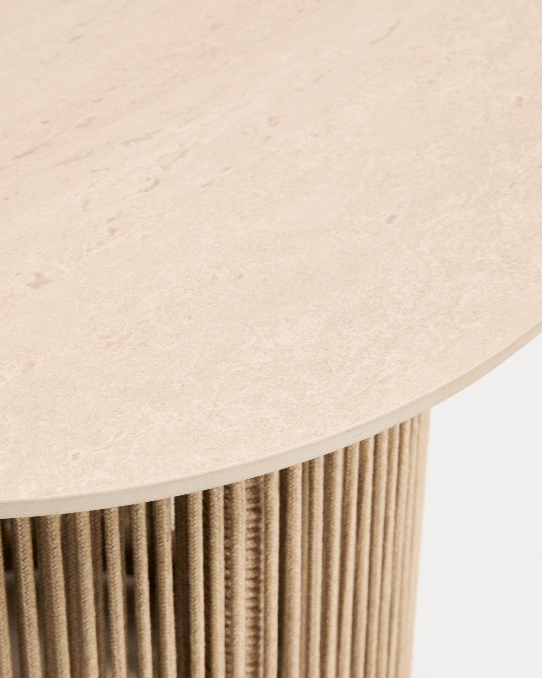Stylischer Beistelltisch Orosei aus robustem Aluminium und elegantem écrufarbenem Seil, Ø 55 cm, perfekt für den Außenbereich.