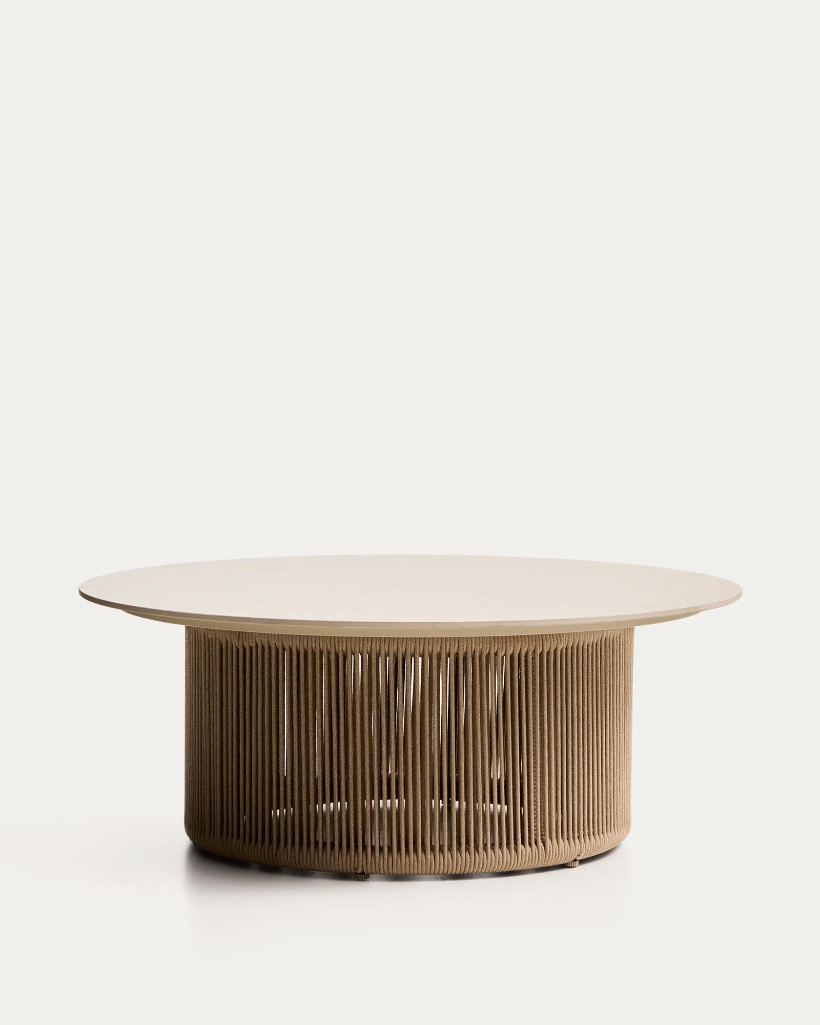 Outdoor-Couchtisch Orosei aus Sinterstein, Aluminium in Naturfarbe und beigem Seil Ø 90 cm in Ecru präsentiert im Onlineshop von KAQTU Design AG. Loungetisch ist von Kave Home