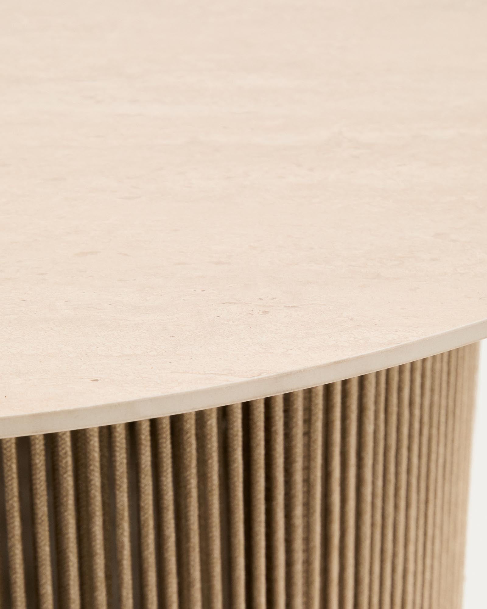 Moderner Loungetisch Orosei mit Ø 90 cm, aus robustem Sinterstein und Aluminium, verziert mit beigem Seil für eine ansprechende Outdoor-Atmosphäre.