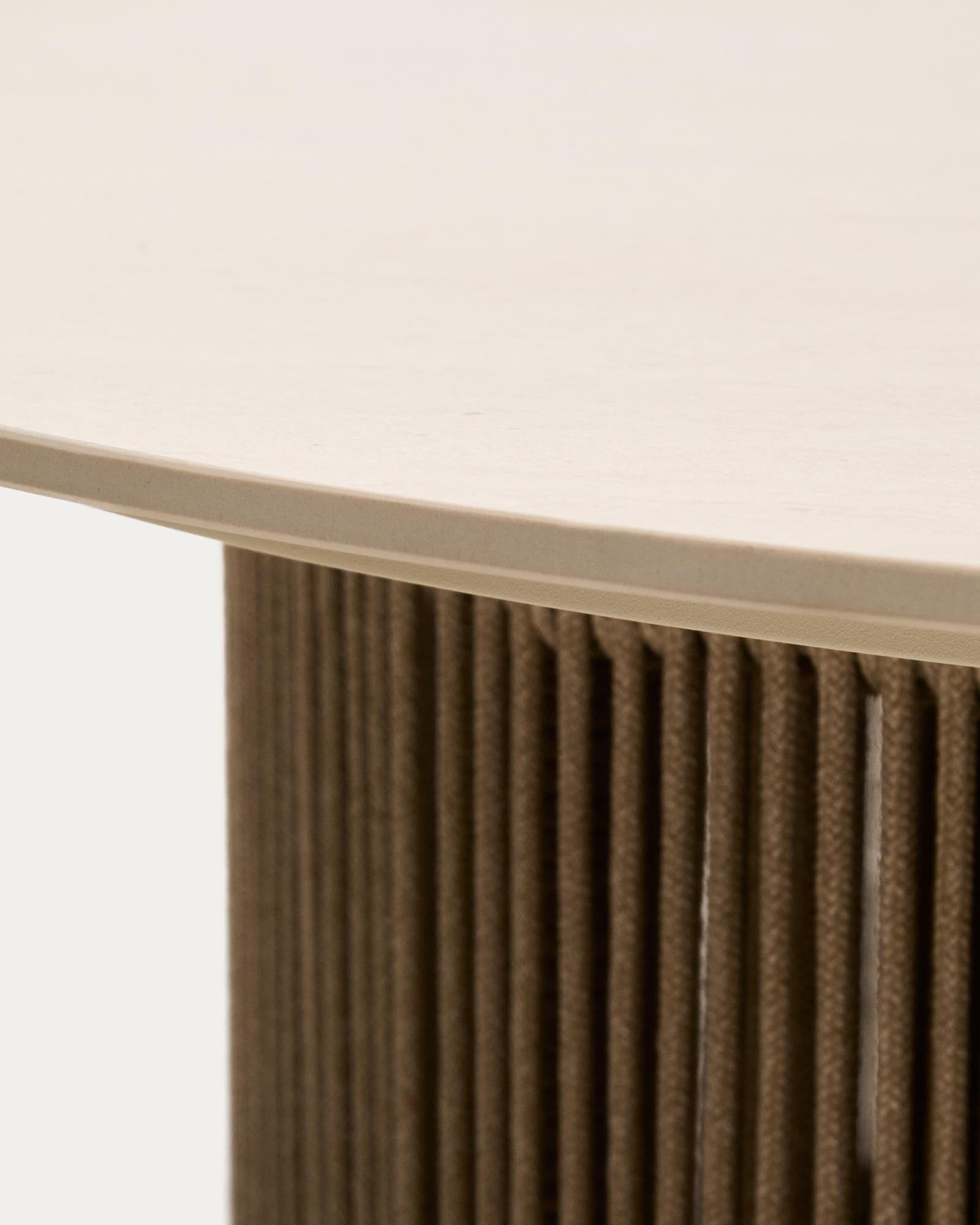 Moderner Loungetisch Orosei mit Ø 90 cm, aus robustem Sinterstein und Aluminium, verziert mit elegantem beigem Seil für den Außenbereich.