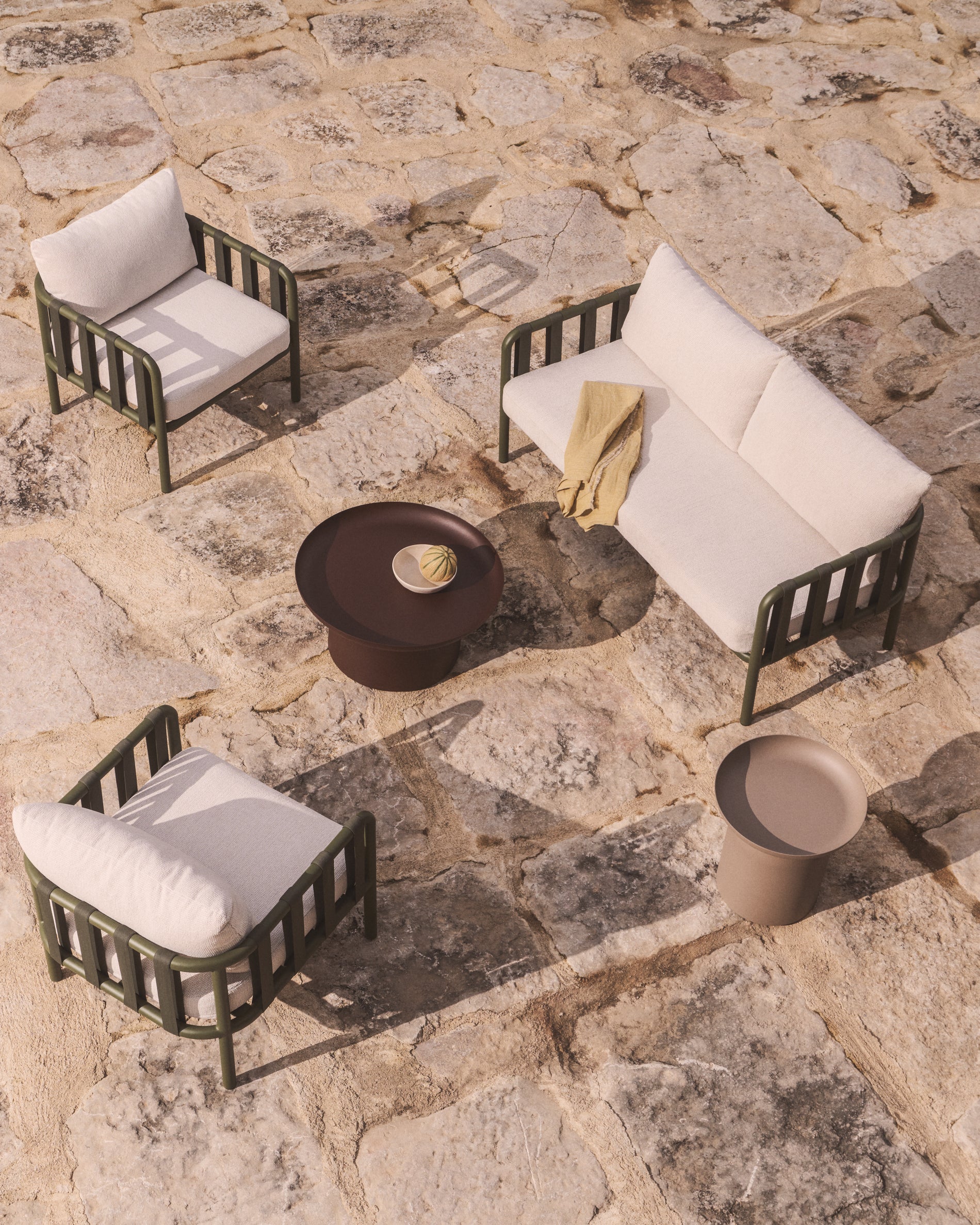 Set Omala aus einem 2-Sitzer-Sofa und 2 Sesseln mit Aluminiumgestell in Grün in Grün präsentiert im Onlineshop von KAQTU Design AG. Loungesofa ist von Kave Home