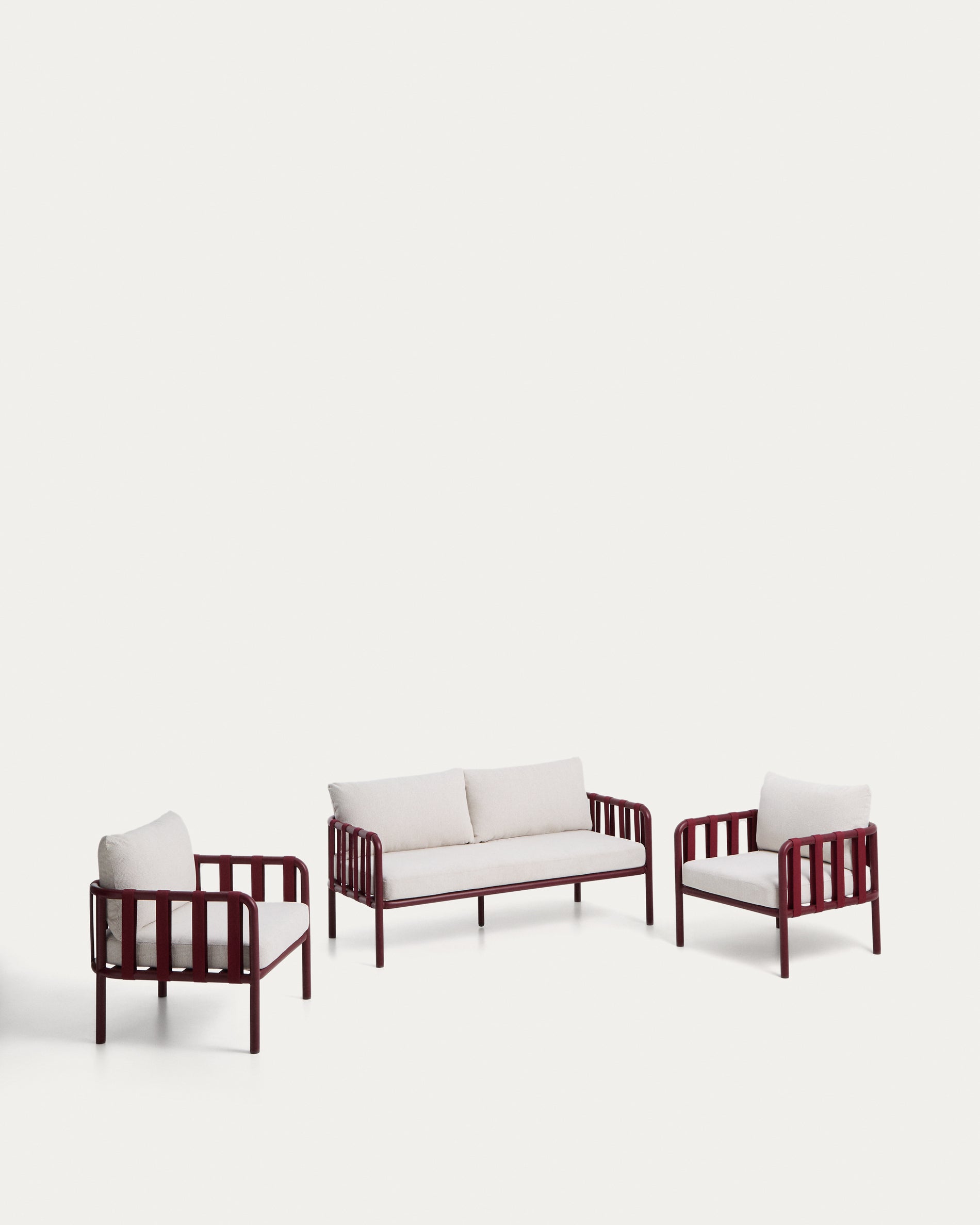 Set Omala aus einem 2-Sitzer-Sofa und 2 Sesseln aus Seil und Aluminium in Bordeauxrot in Rot präsentiert im Onlineshop von KAQTU Design AG. Loungesofa ist von Kave Home