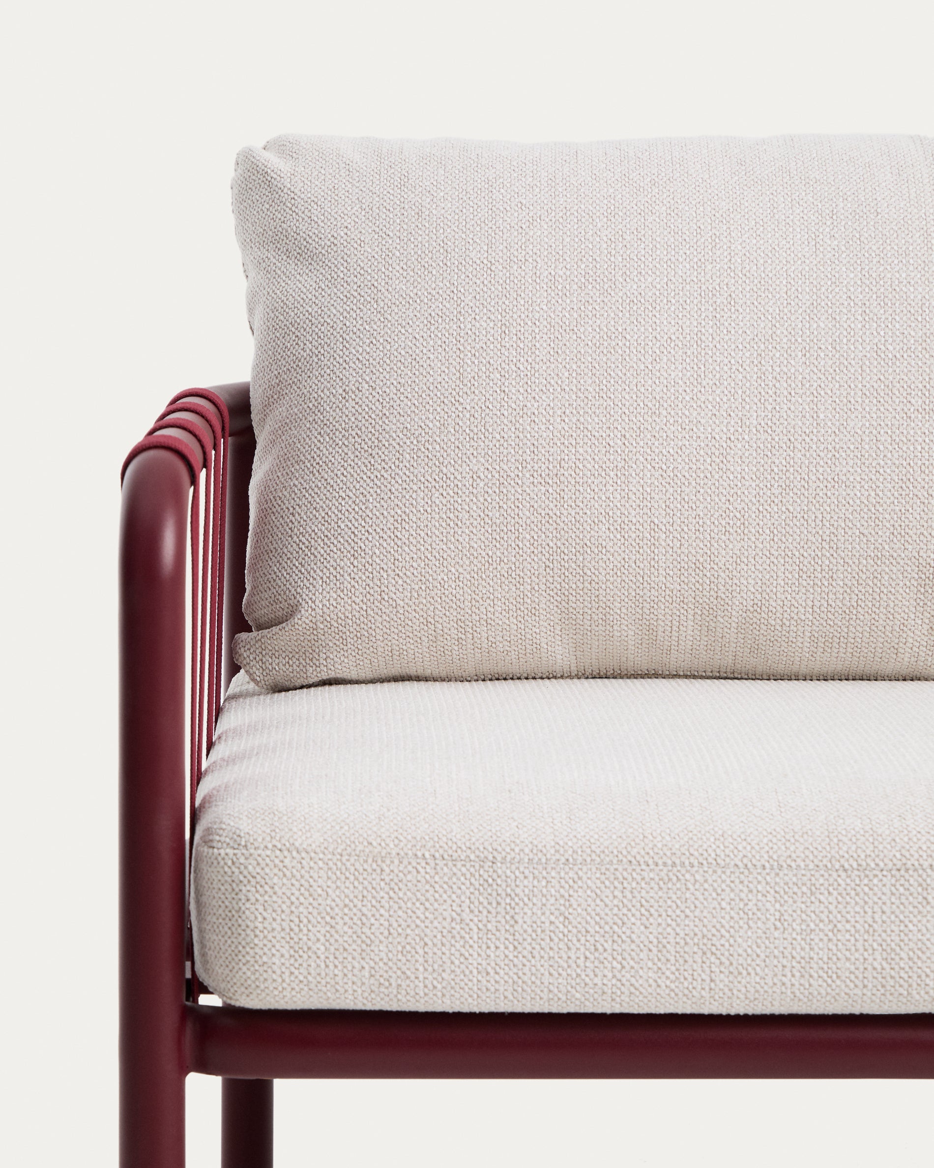 Set Omala aus einem 2-Sitzer-Sofa und 2 Sesseln aus Seil und Aluminium in Bordeauxrot in Rot präsentiert im Onlineshop von KAQTU Design AG. Loungesofa ist von Kave Home