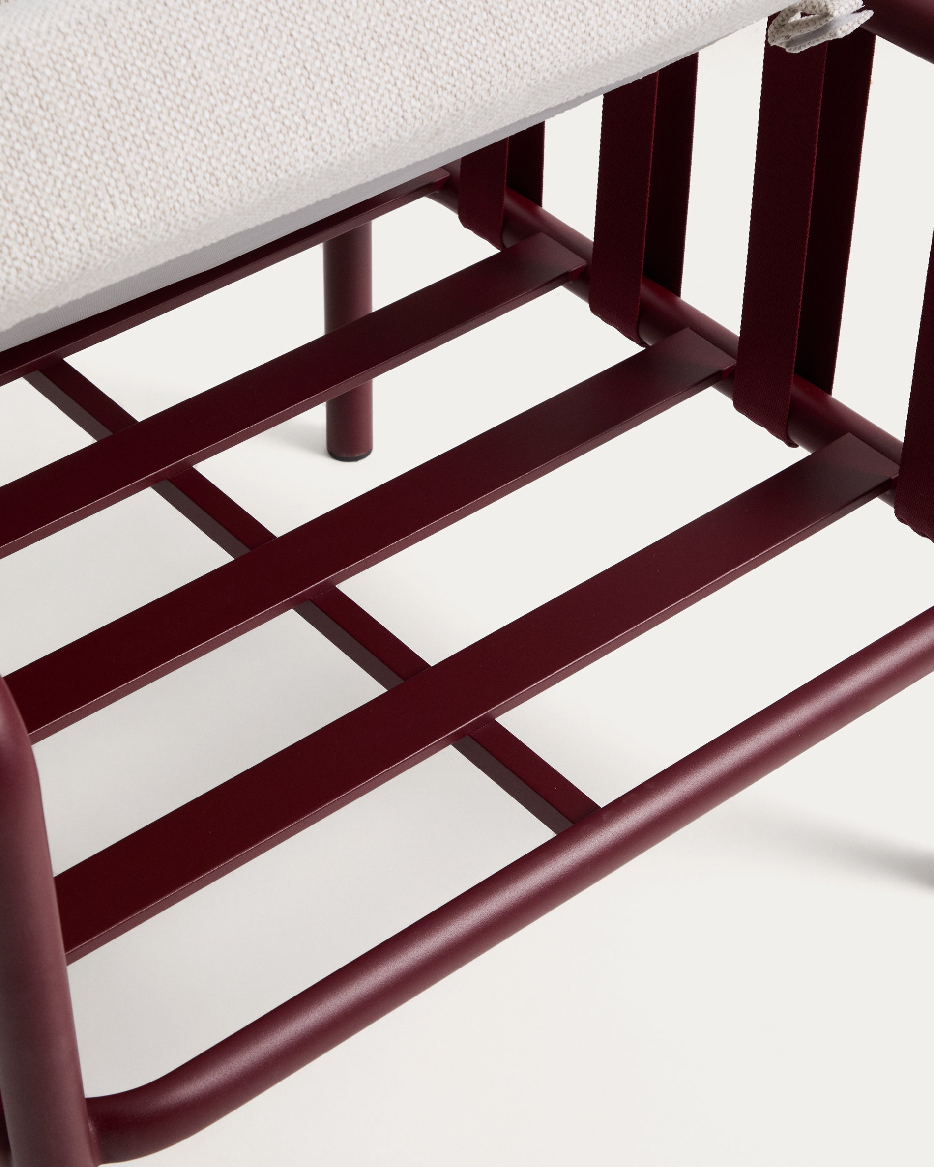 Set Omala aus einem 2-Sitzer-Sofa und 2 Sesseln aus Seil und Aluminium in Bordeauxrot in Rot präsentiert im Onlineshop von KAQTU Design AG. Loungesofa ist von Kave Home