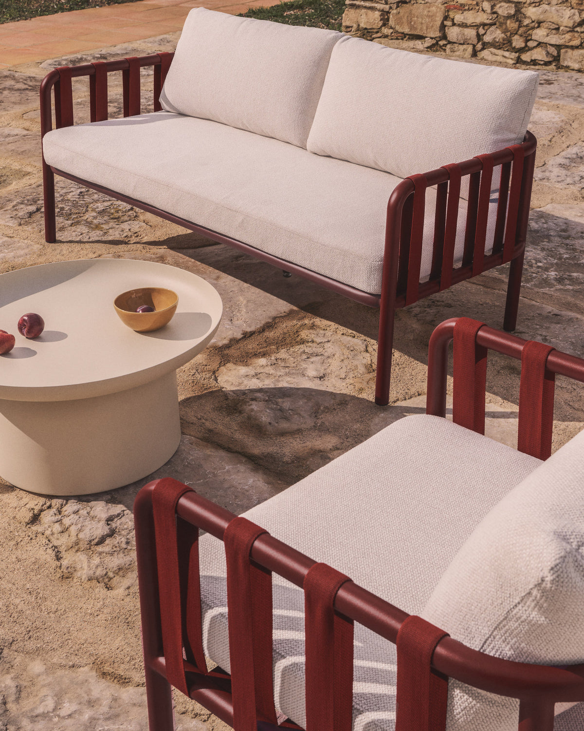Set Omala aus einem 2-Sitzer-Sofa und 2 Sesseln aus Seil und Aluminium in Bordeauxrot in Dunkelrot, Rot, Beige präsentiert im Onlineshop von KAQTU Design AG. Lounge Sofa ist von Kave Home
