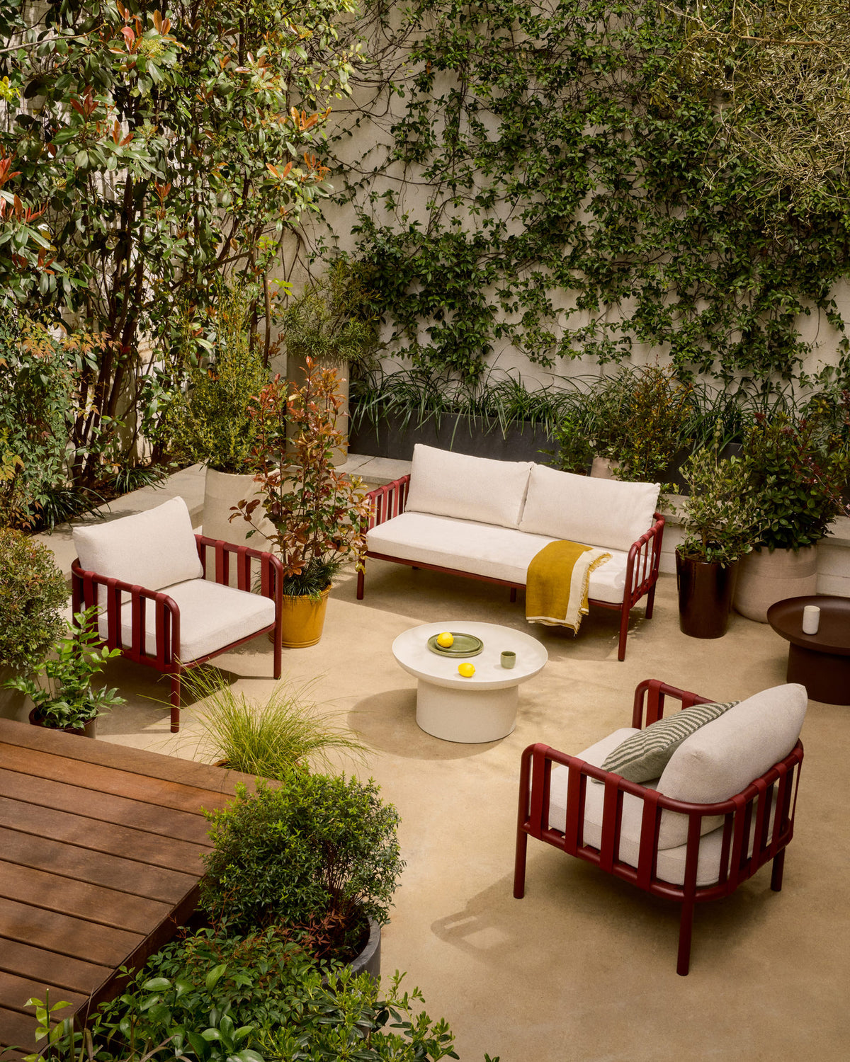 Set Omala aus einem 2-Sitzer-Sofa und 2 Sesseln aus Seil und Aluminium in Bordeauxrot in Dunkelrot, Rot, Beige präsentiert im Onlineshop von KAQTU Design AG. Lounge Sofa ist von Kave Home