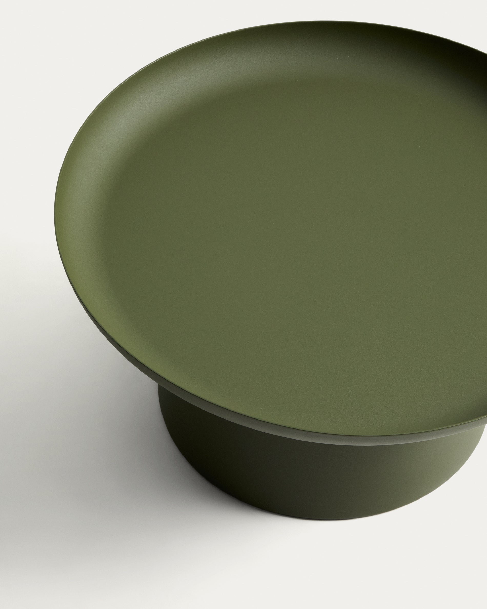 Couchtisch Arcola aus Aluminium in Grün, Ø 70 cm in Grün präsentiert im Onlineshop von KAQTU Design AG. Loungetisch ist von Kave Home