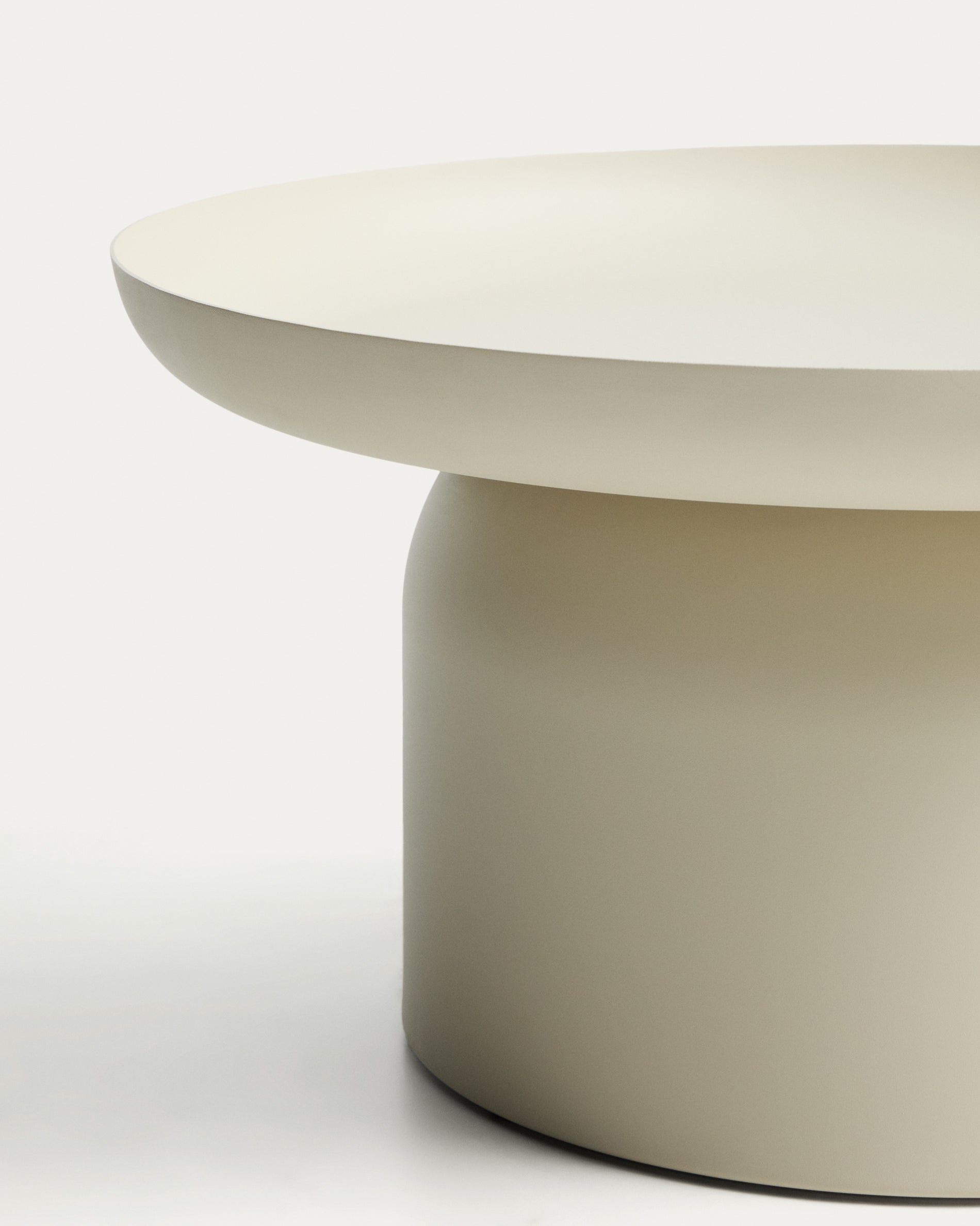 Eleganter Loungetisch Arcola aus leichtem Aluminium in Ecru, Ø 70 cm, ideal für stilvolle Wohnräume, erhältlich bei KAQTU Design AG.