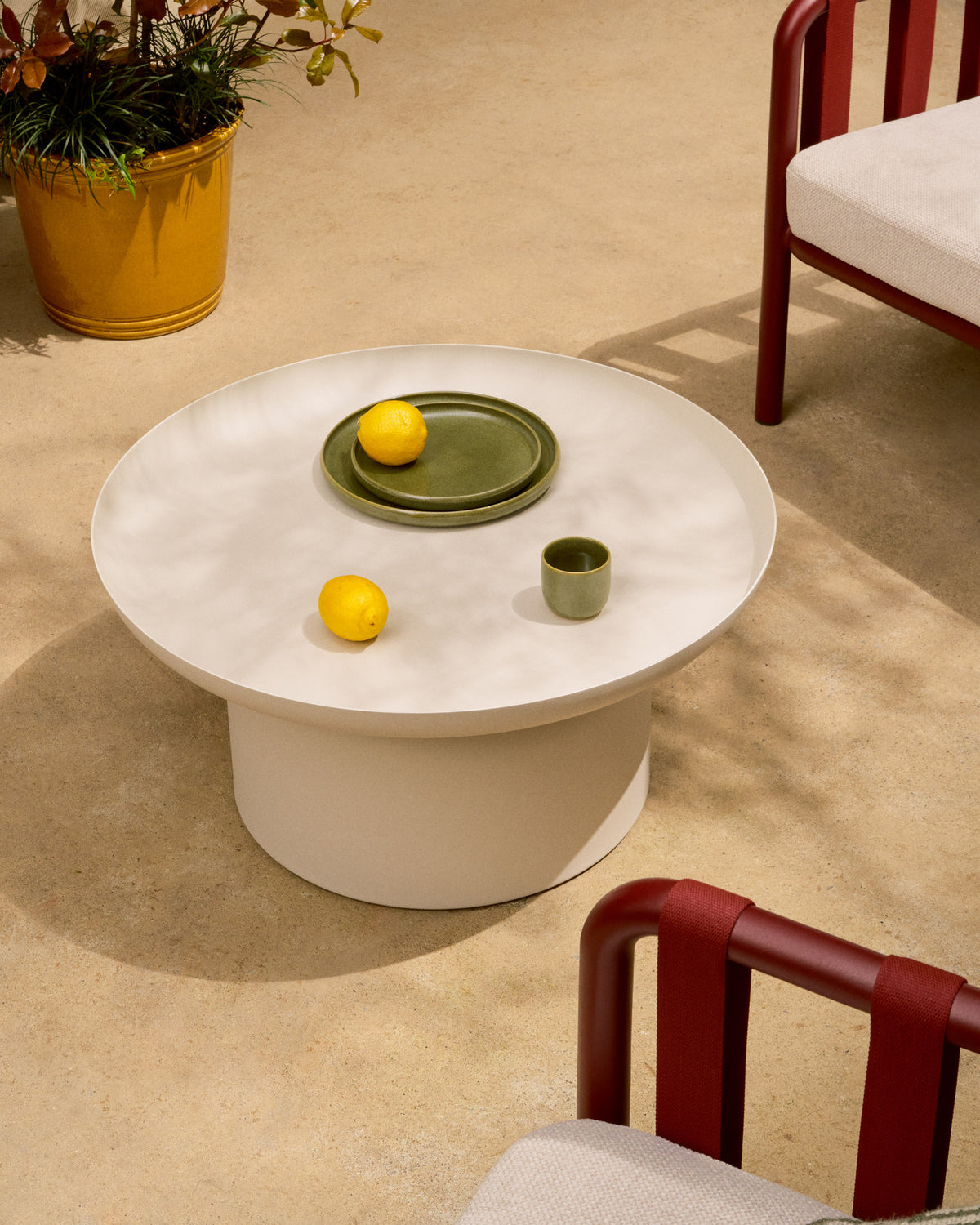 Couchtisch Arcola aus Aluminium in Ecru, Ø 70 cm in Beige, Ecru, Taupe präsentiert im Onlineshop von KAQTU Design AG. Loungetisch ist von Kave Home