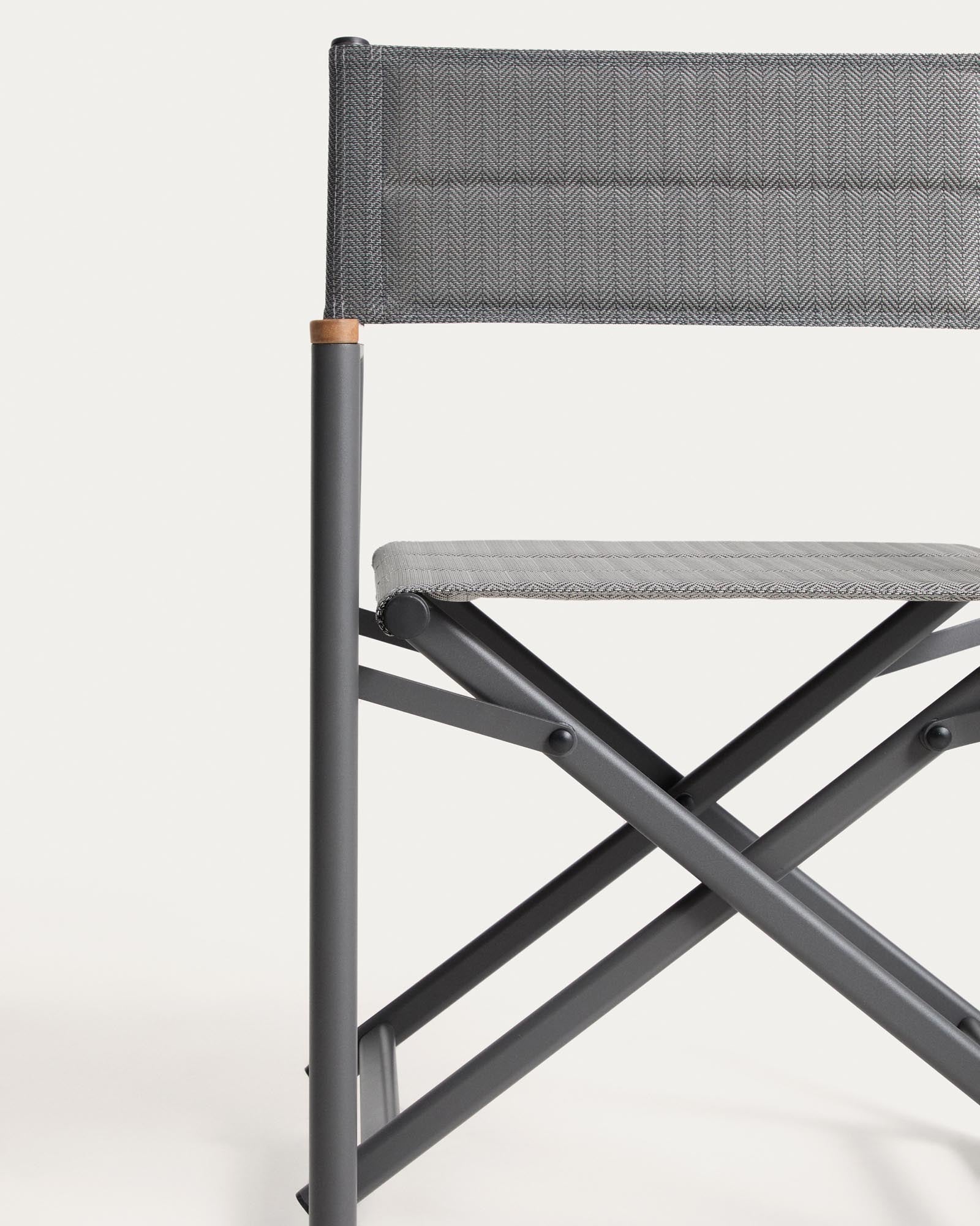 Stylischer Gartenstuhl Tisno in elegantem Graphitgrau, gefertigt aus robustem Aluminium und atmungsaktivem Texteline für komfortable Outdoor-Momente.