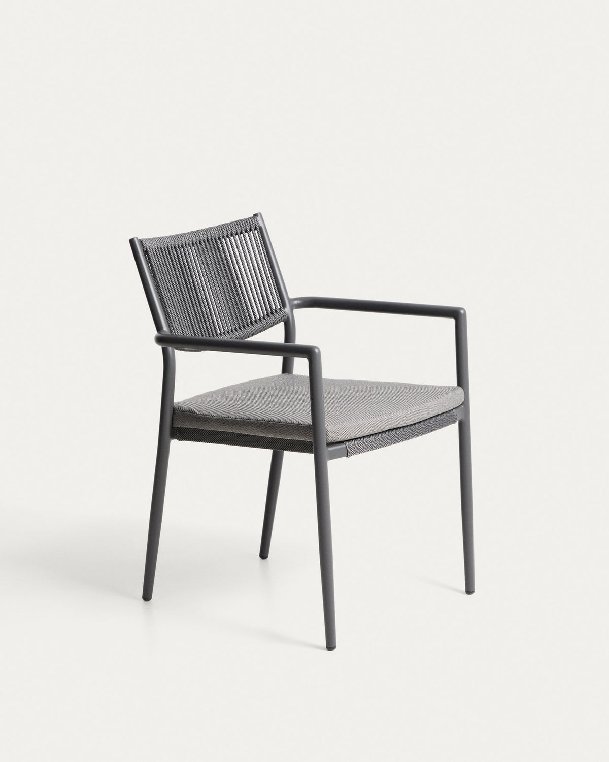 Stapelbarer Outdoor-Stuhl Argasi aus Aluminium in Graphit und dunkelgrauem Synthetikseil in Graphit, Grau, Schwarz präsentiert im Onlineshop von KAQTU Design AG. Gartenstuhl ist von Kave Home