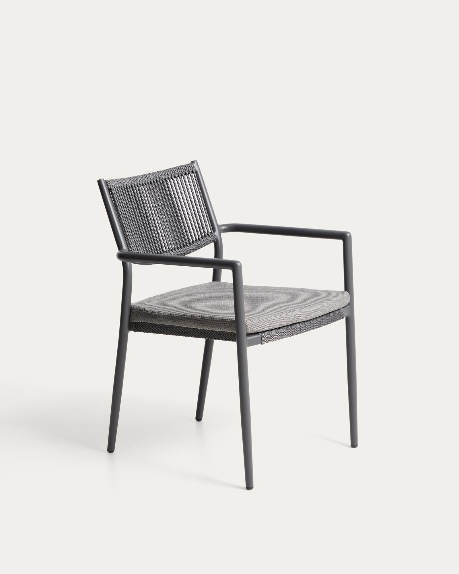 Stapelbarer Outdoor-Stuhl Argasi aus Aluminium in Graphit und dunkelgrauem Synthetikseil in Graphit präsentiert im Onlineshop von KAQTU Design AG. Gartenstuhl ist von Kave Home