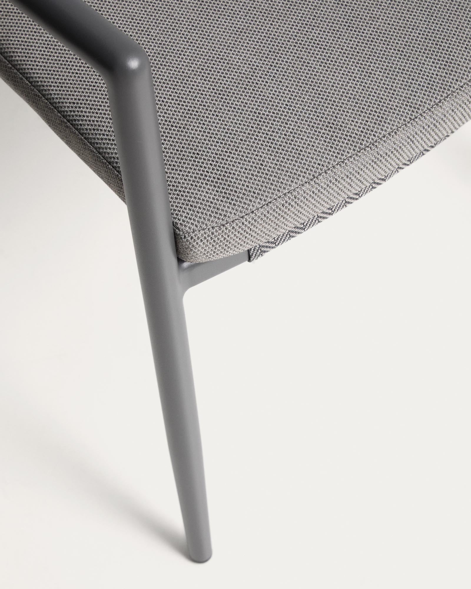 Stapelbarer Outdoor-Stuhl Argasi in Graphit mit dunkelgrauem Synthetikseil, ideal für moderne Terrassen und Gärten.