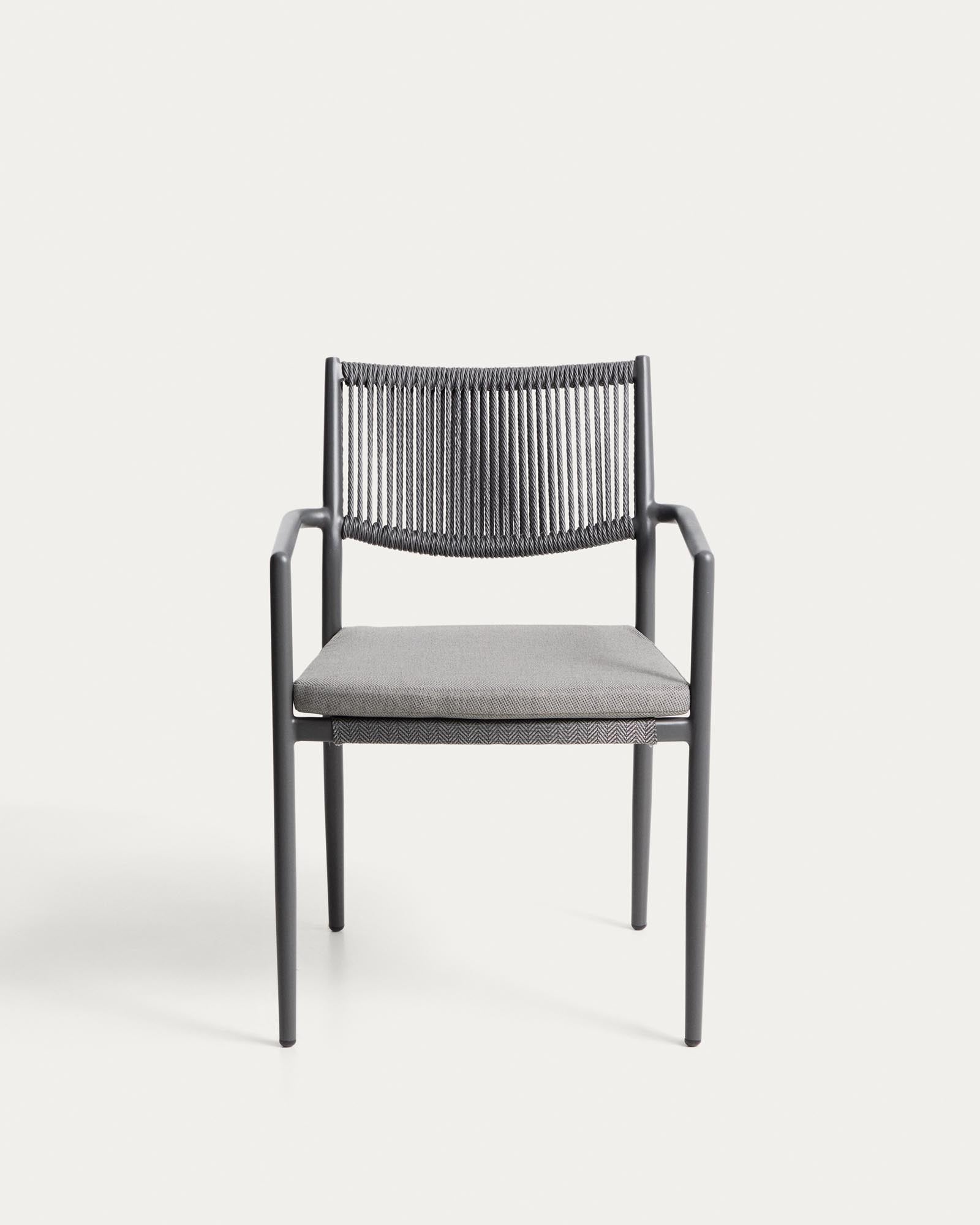 Stapelbarer Outdoor-Stuhl Argasi in Graphit mit modernem dunkelgrauem Synthetikseil, ideal für Garten und Terrasse.