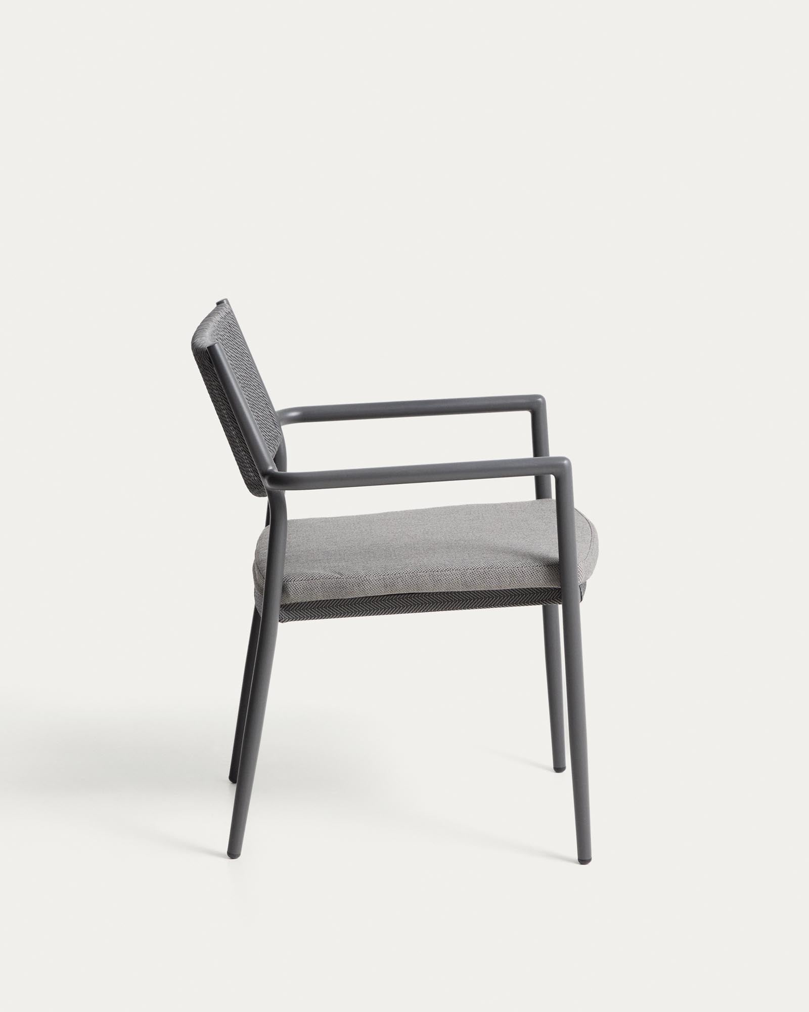 Stapelbarer Outdoor-Stuhl Argasi in Graphit mit modernem dunkelgrauem Synthetikseil, ideal für Garten und Terrasse.