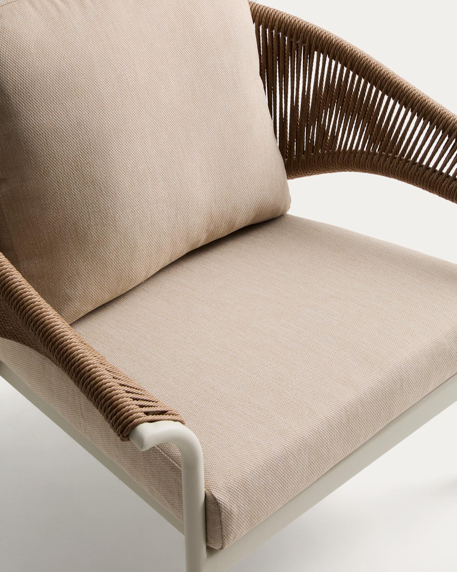 Stilvolles Loungeset Zuara, bestehend aus einem komfortablen 3-Sitzer-Sofa, zwei eleganten Sesseln und einem Tisch aus ecrufarbenem Aluminium und braunem Synthetikseil.