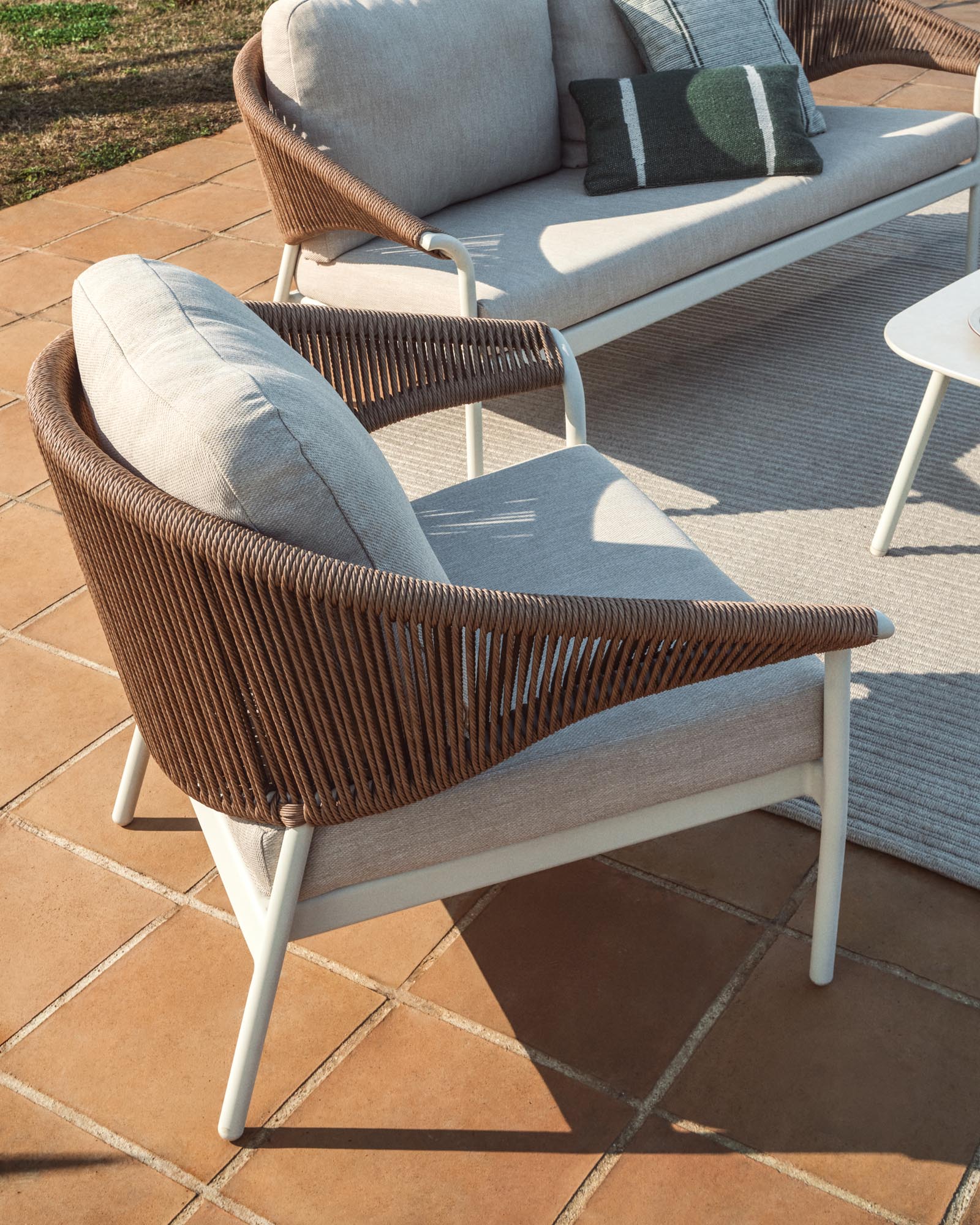 Stilvolles Loungeset Zuara, bestehend aus einem Sofa, zwei Sesseln und einem Tisch, perfekt für entspannte Stunden im Freien.