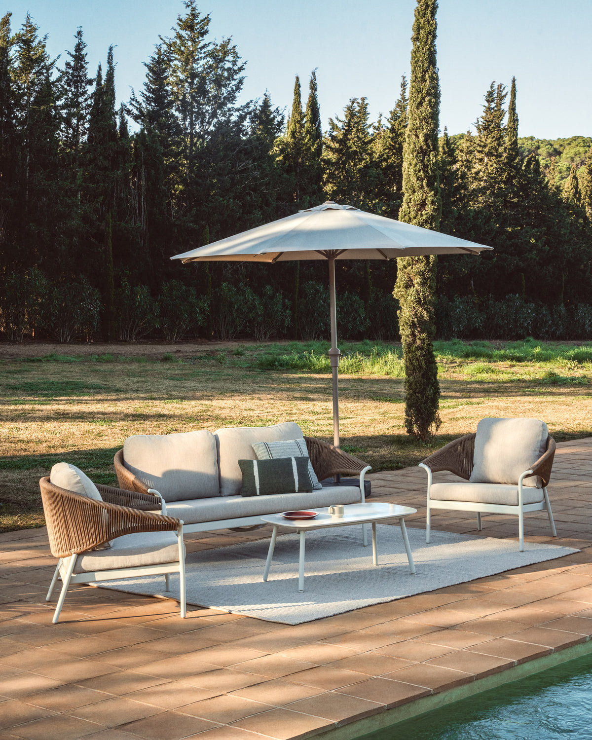 Set Zuara, bestehend aus einem 3-Sitzer-Sofa, zwei Sesseln sowie einem Outdoor-Tisch aus ecrufarbenem Aluminium und braunem Synthetikseil in Ecru, Beige, Weiss präsentiert im Onlineshop von KAQTU Design AG. Loungeset ist von Kave Home