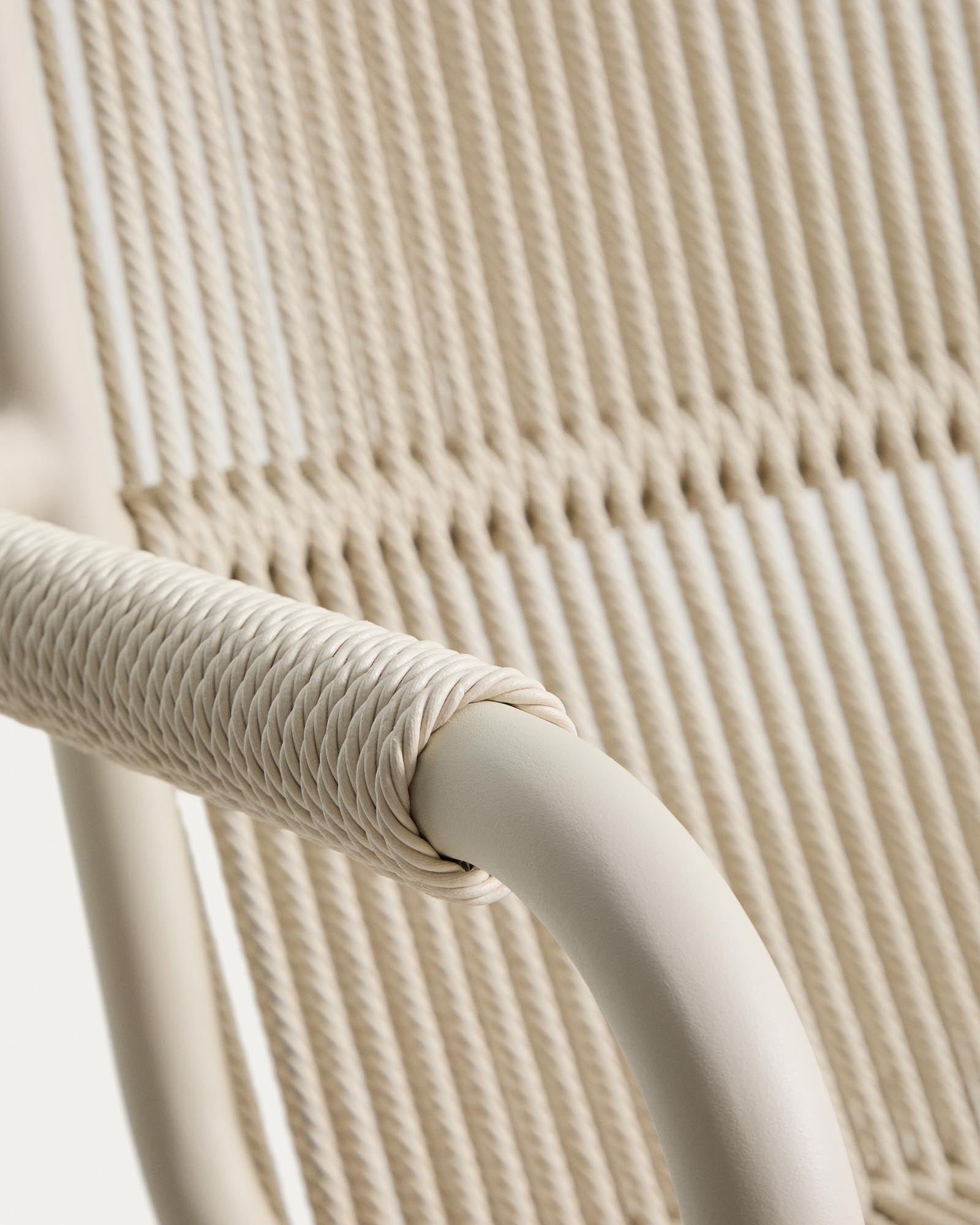 Eleganter stapelbarer Sessel Salis in Ecru, gefertigt aus langlebigem Aluminium und Synthetikseil, ideal für den Außenbereich.