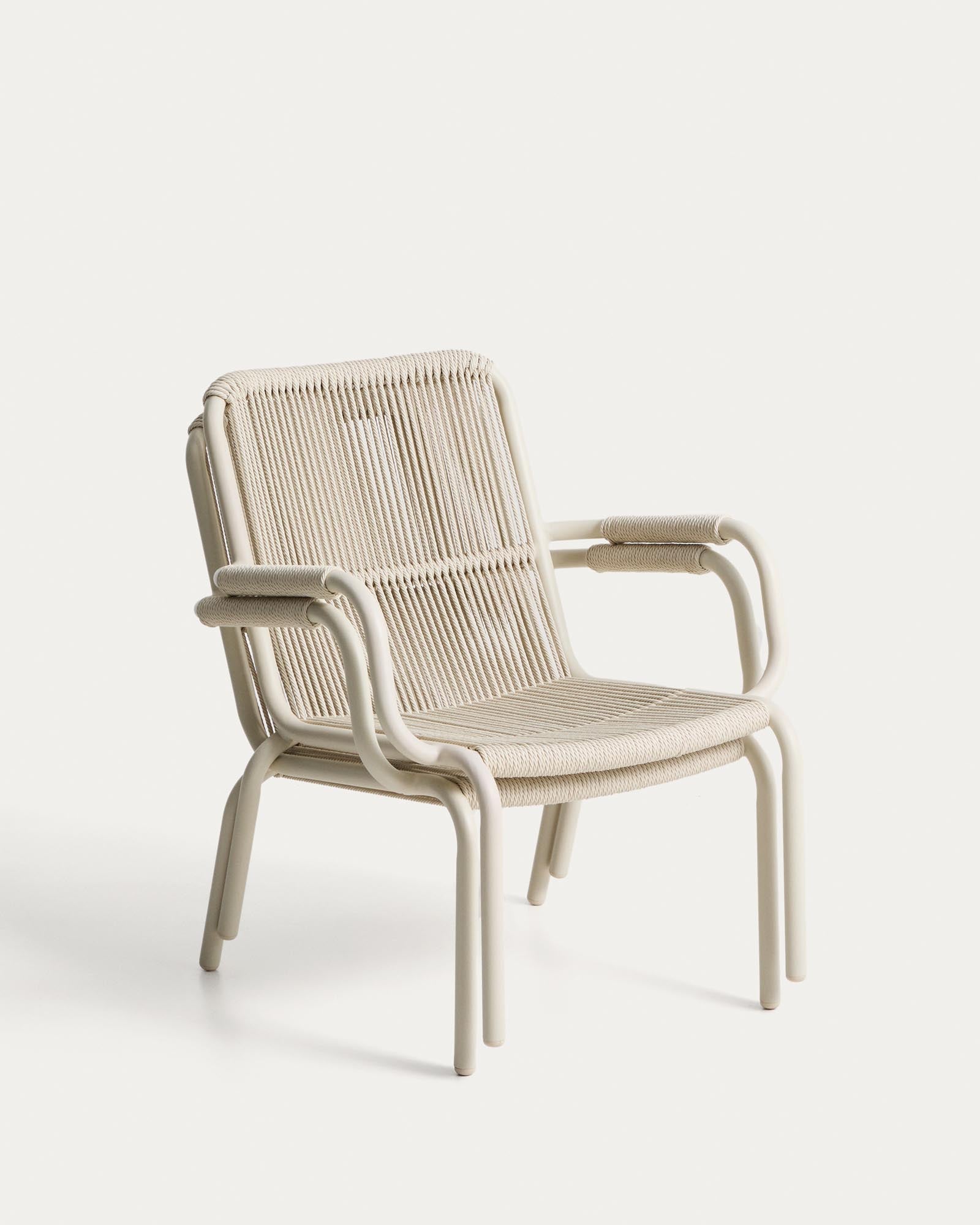 Stapelbarer Outdoor-Sessel Salis in edlem Ecru, aus robustem Aluminium und Synthetikseil, perfekt für entspannte Stunden im Freien.
