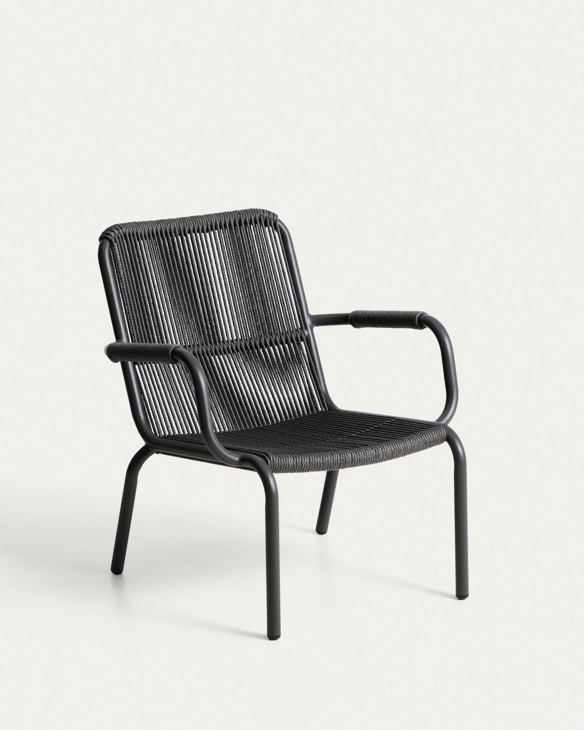 Stapelbarer SesselSalis aus graphitgrauem Aluminium und dunkelgrauem Synthetikseil in Graphit, Grau, Schwarz präsentiert im Onlineshop von KAQTU Design AG. Outdoor-Sessel ist von Kave Home
