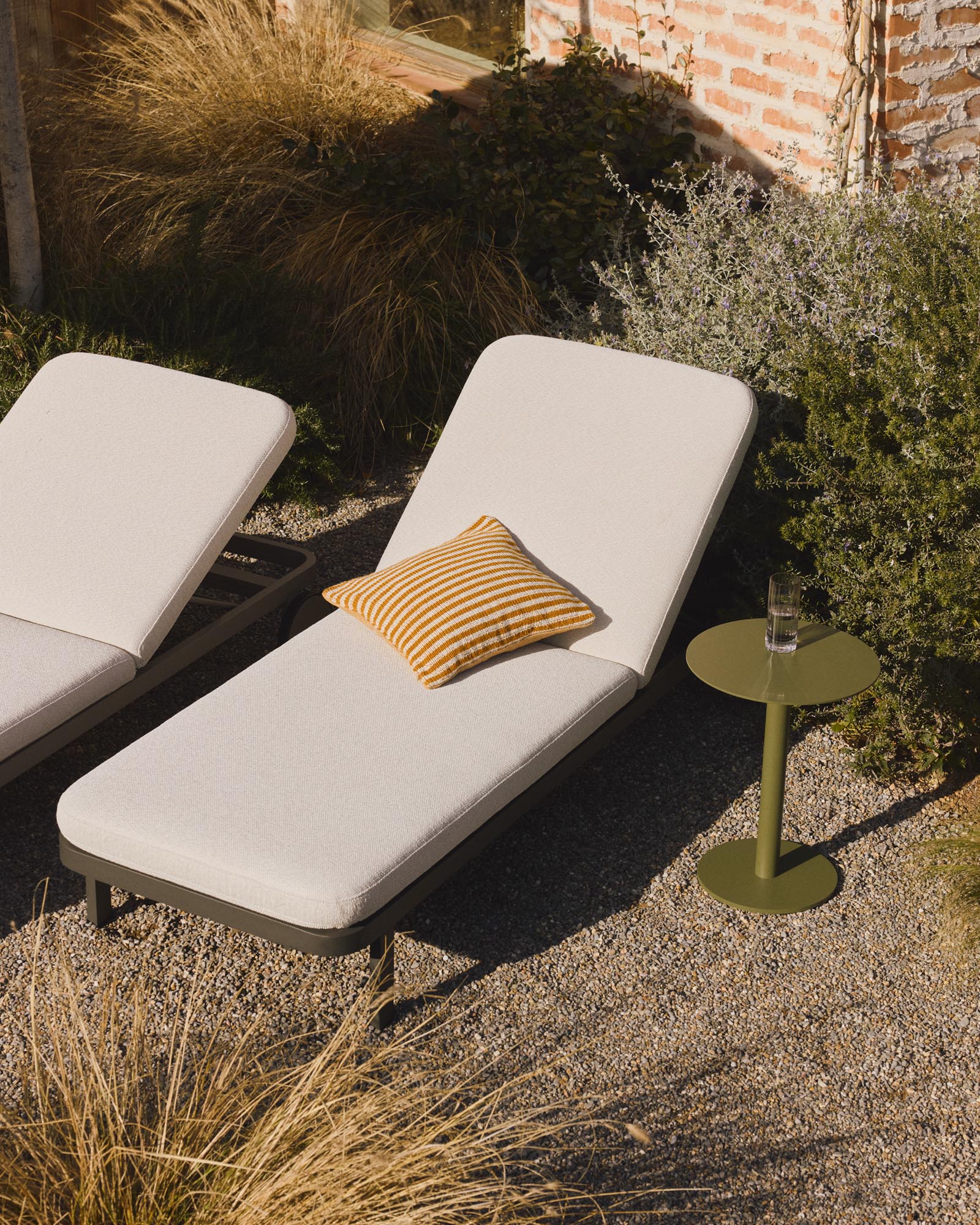 Eleganter Beistelltisch Asinara aus robustem, grünem Aluminium, Ø 40 cm, ideal für den Außenbereich und stilvolle Akzente im Garten.