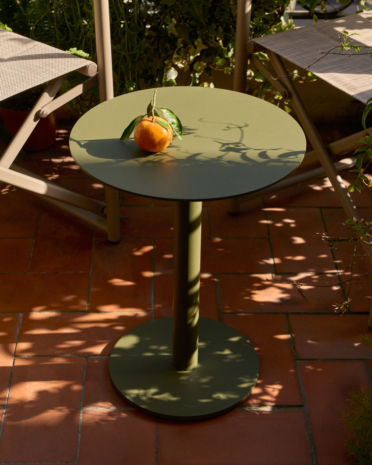 Beistelltisch Asinara aus grünem Aluminium, Ø 40 cm in Dunkelgrün präsentiert im Onlineshop von KAQTU Design AG. Beistelltisch Outdoor ist von Kave Home