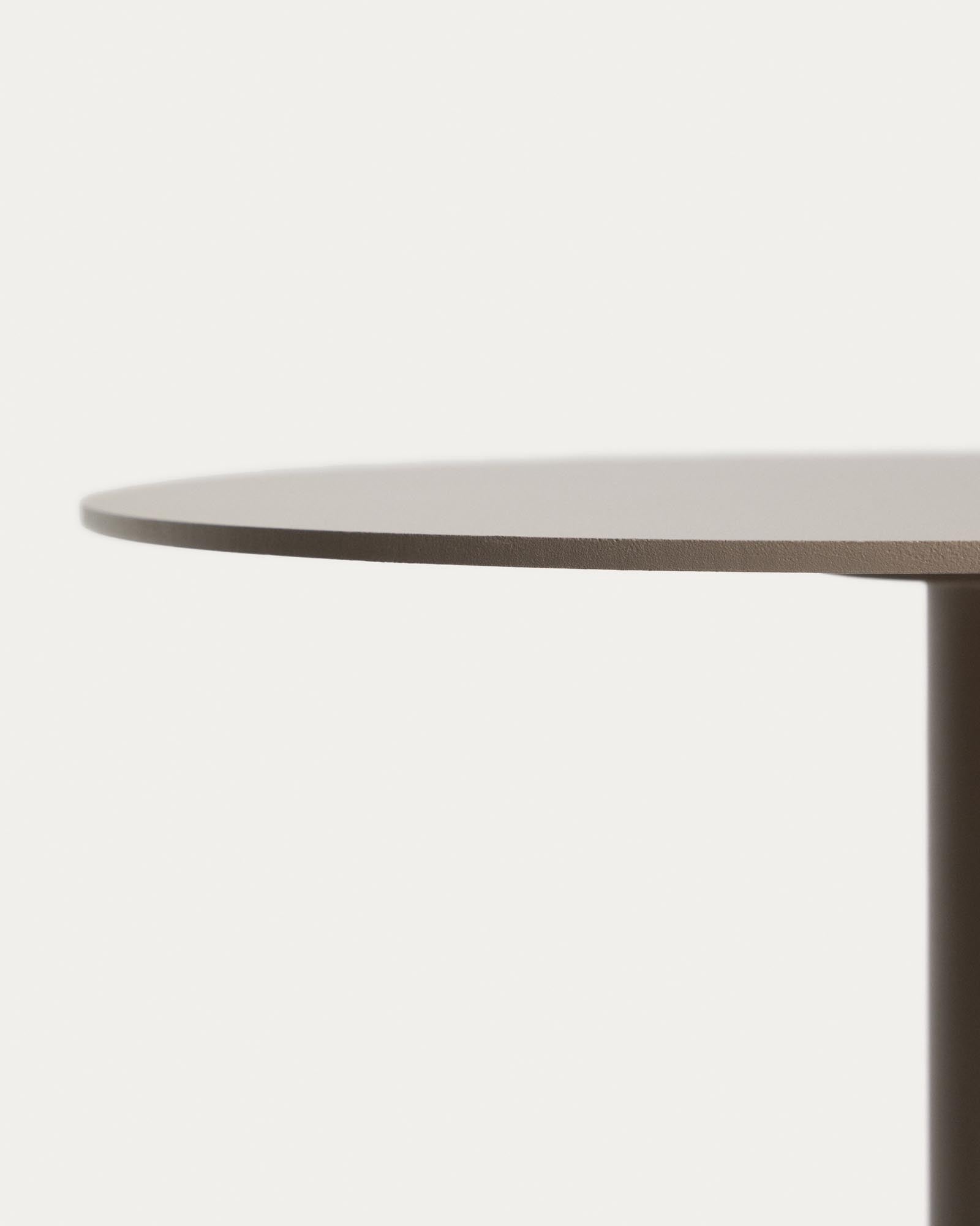Moderner Beistelltisch Asinara aus robustem taupefarbenem Aluminium, Ø 40 cm, perfekt für den Außenbereich, vereint Design und Praktikabilität.