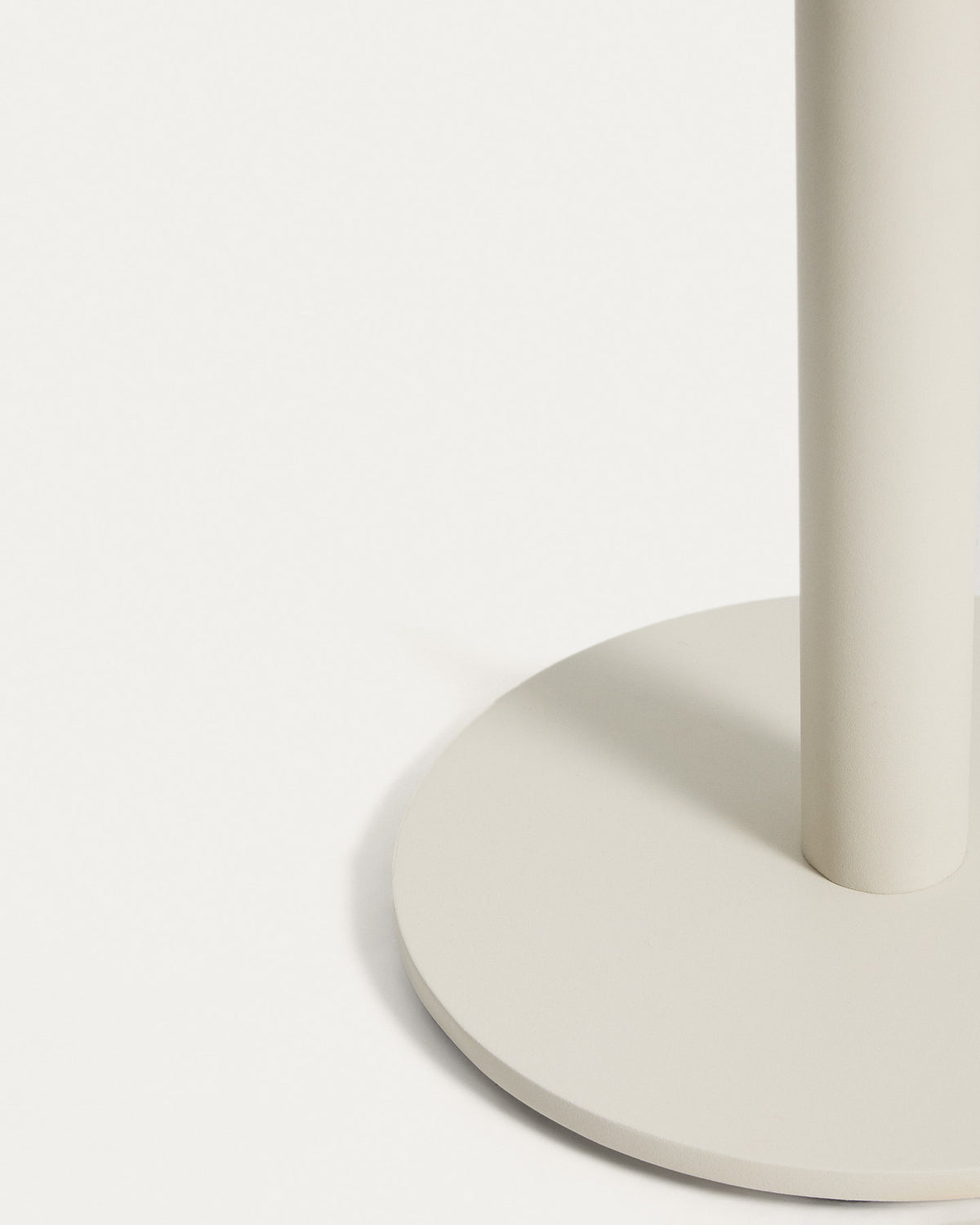 Beistelltisch Asinara aus ecrufarbenem Aluminium, Ø 40 cm in Ecru, Beige, Weiss präsentiert im Onlineshop von KAQTU Design AG. Beistelltisch Outdoor ist von Kave Home