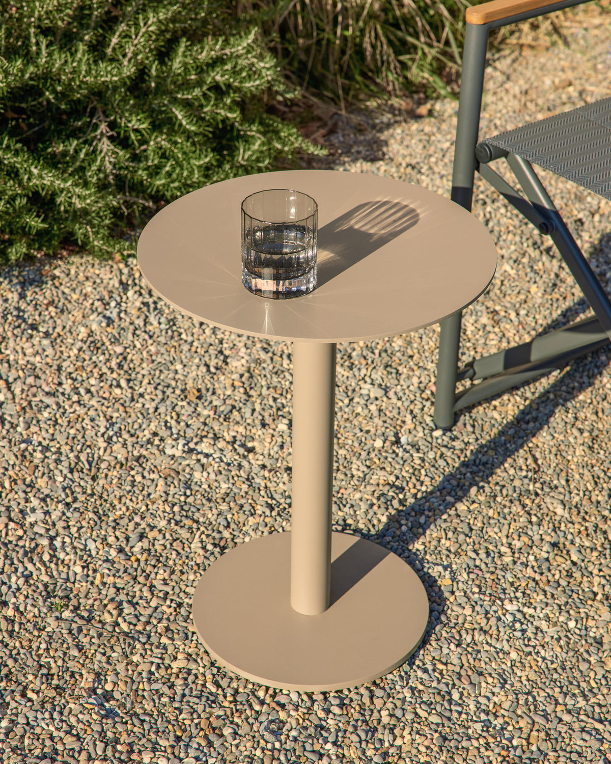 Beistelltisch Asinara aus taupefarbenem Aluminium, Ø 40 cm in Taupe, Beige, Hellbraun präsentiert im Onlineshop von KAQTU Design AG. Beistelltisch Outdoor ist von Kave Home