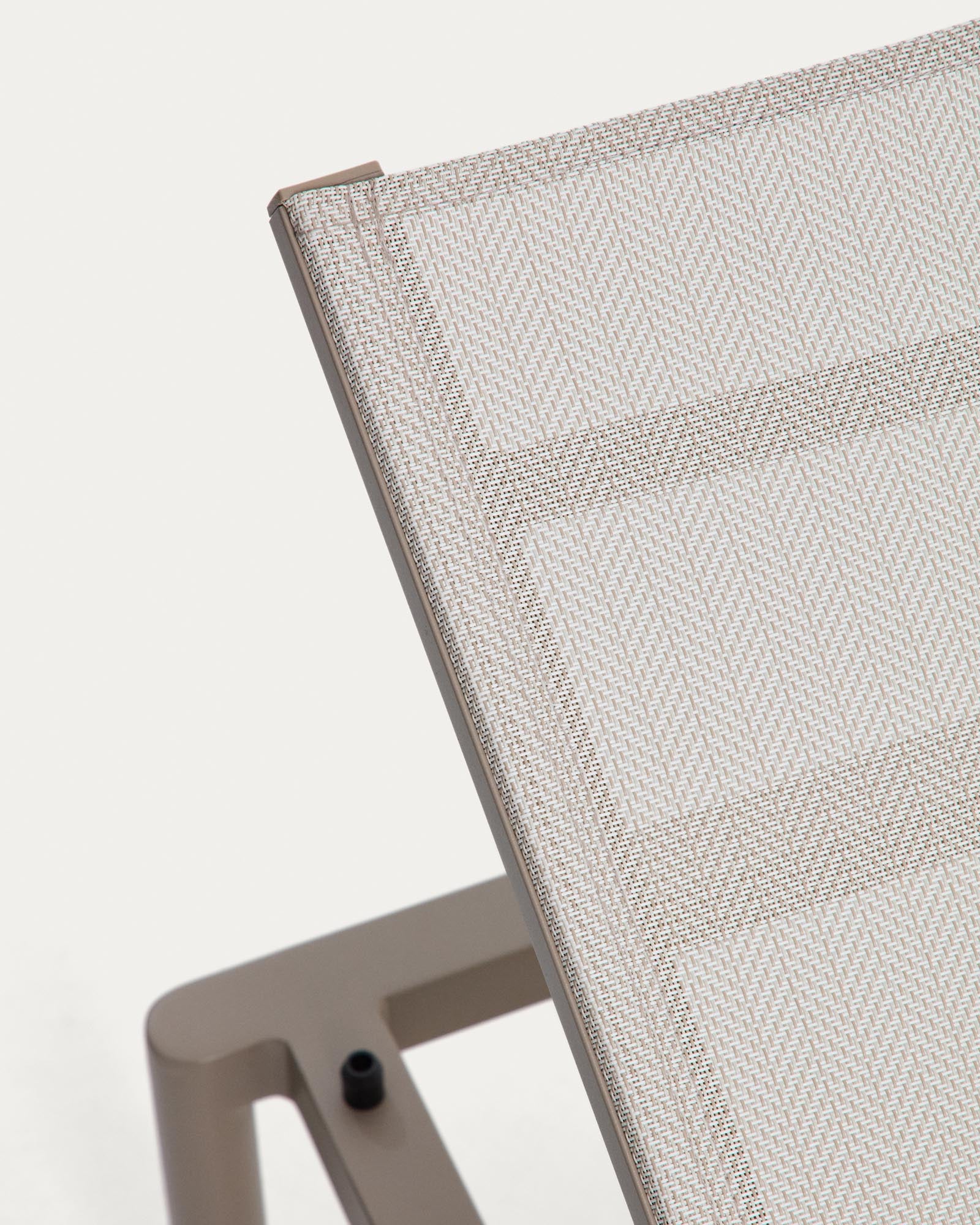Elegante stapelbare Sonnenliege Lesina in taupe und ecru, ideal für entspannte Stunden im Freien, kombiniert Komfort und modernes Design.