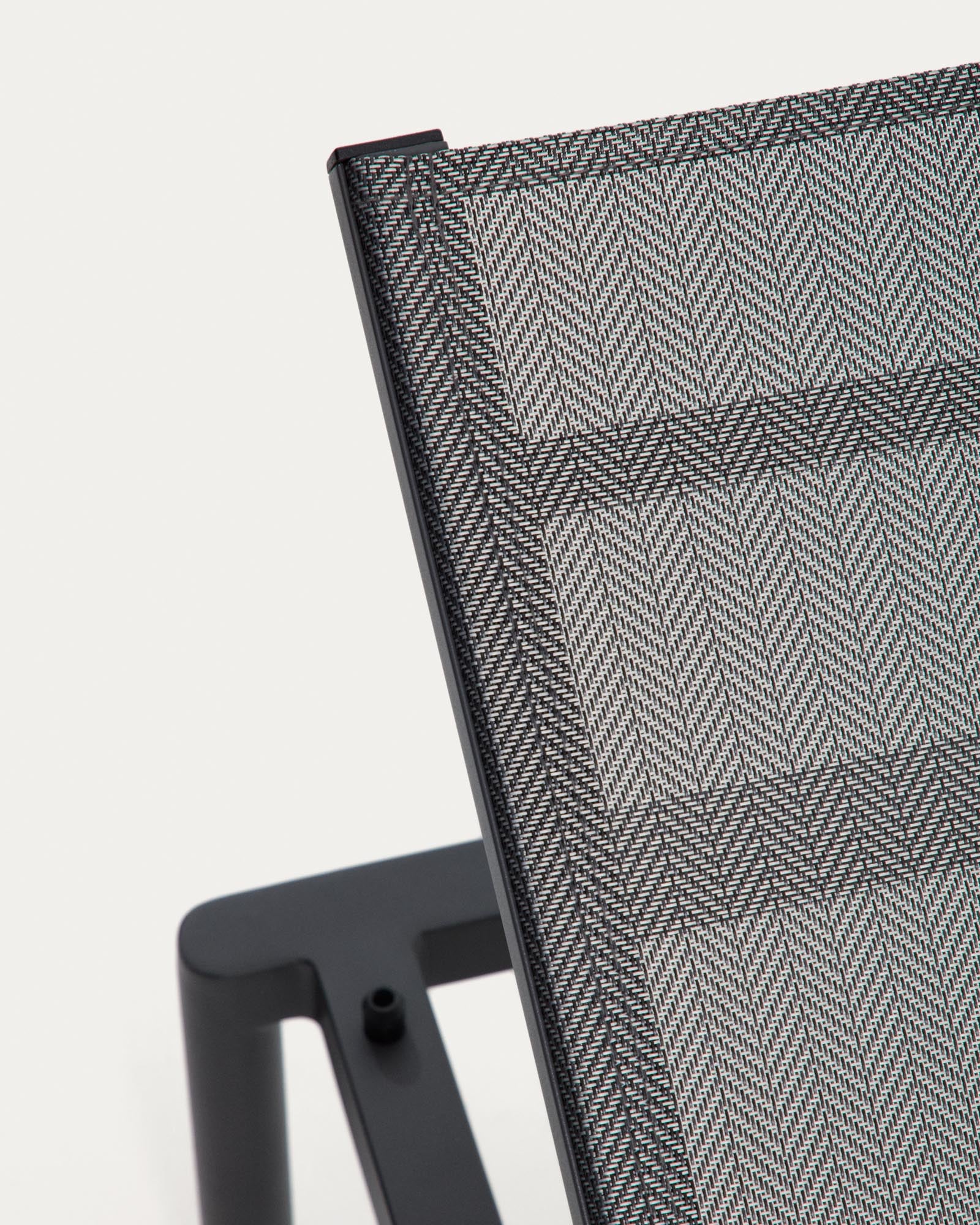 Stapelbare Sonnenliege Lesina aus graphitfarbenem Aluminium und grauem Texteline in Graphit präsentiert im Onlineshop von KAQTU Design AG. Liegestuhl ist von Kave Home