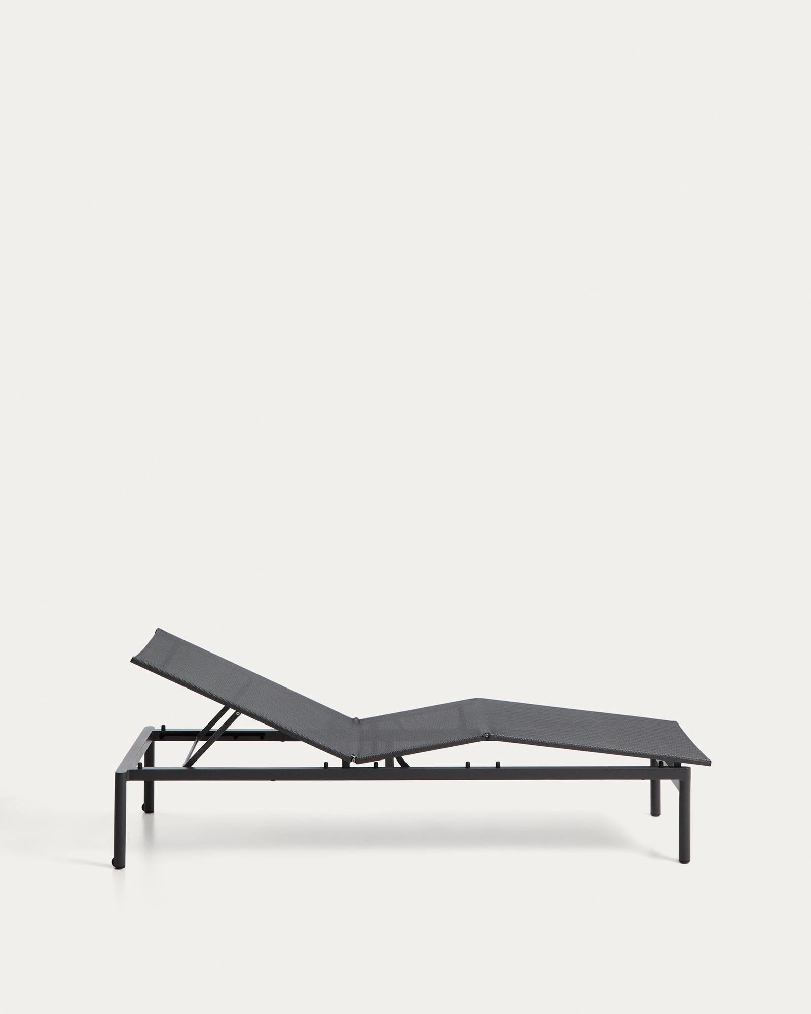 Stapelbare Sonnenliege Lesina aus graphitfarbenem Aluminium und grauem Texteline in Graphit präsentiert im Onlineshop von KAQTU Design AG. Liegestuhl ist von Kave Home