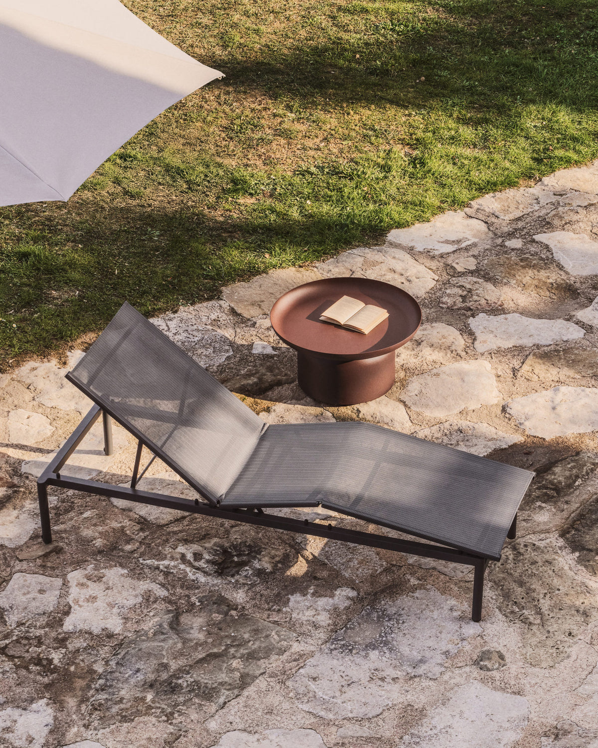 Stapelbare Sonnenliege Lesina aus graphitfarbenem Aluminium und grauem Texteline in Graphit, Schwarz präsentiert im Onlineshop von KAQTU Design AG. Liegestuhl ist von Kave Home