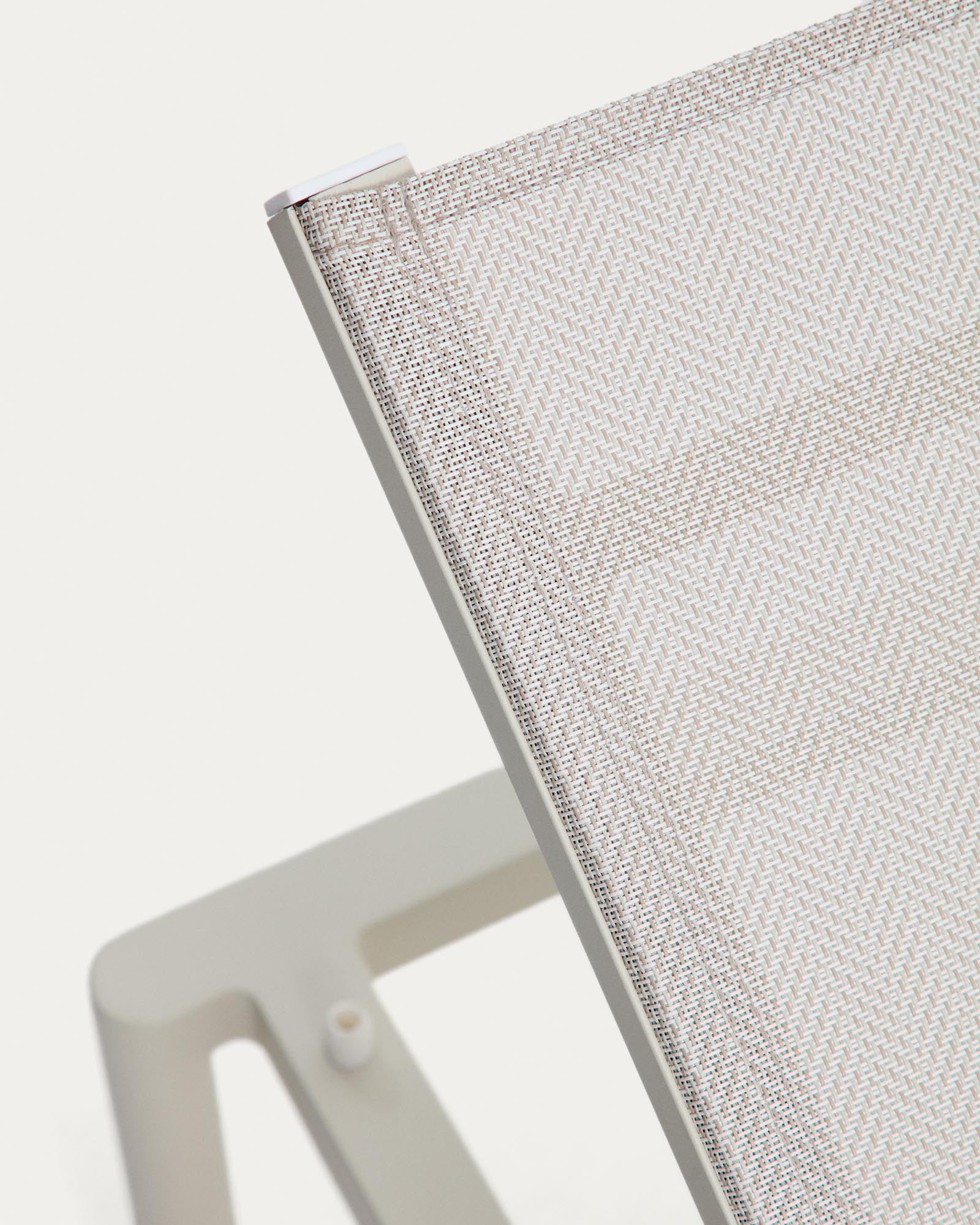 Stapelbare Sonnenliege Lesina aus Aluminium und ecrufarbenem Texteline in Taupe präsentiert im Onlineshop von KAQTU Design AG. Liegestuhl ist von Kave Home