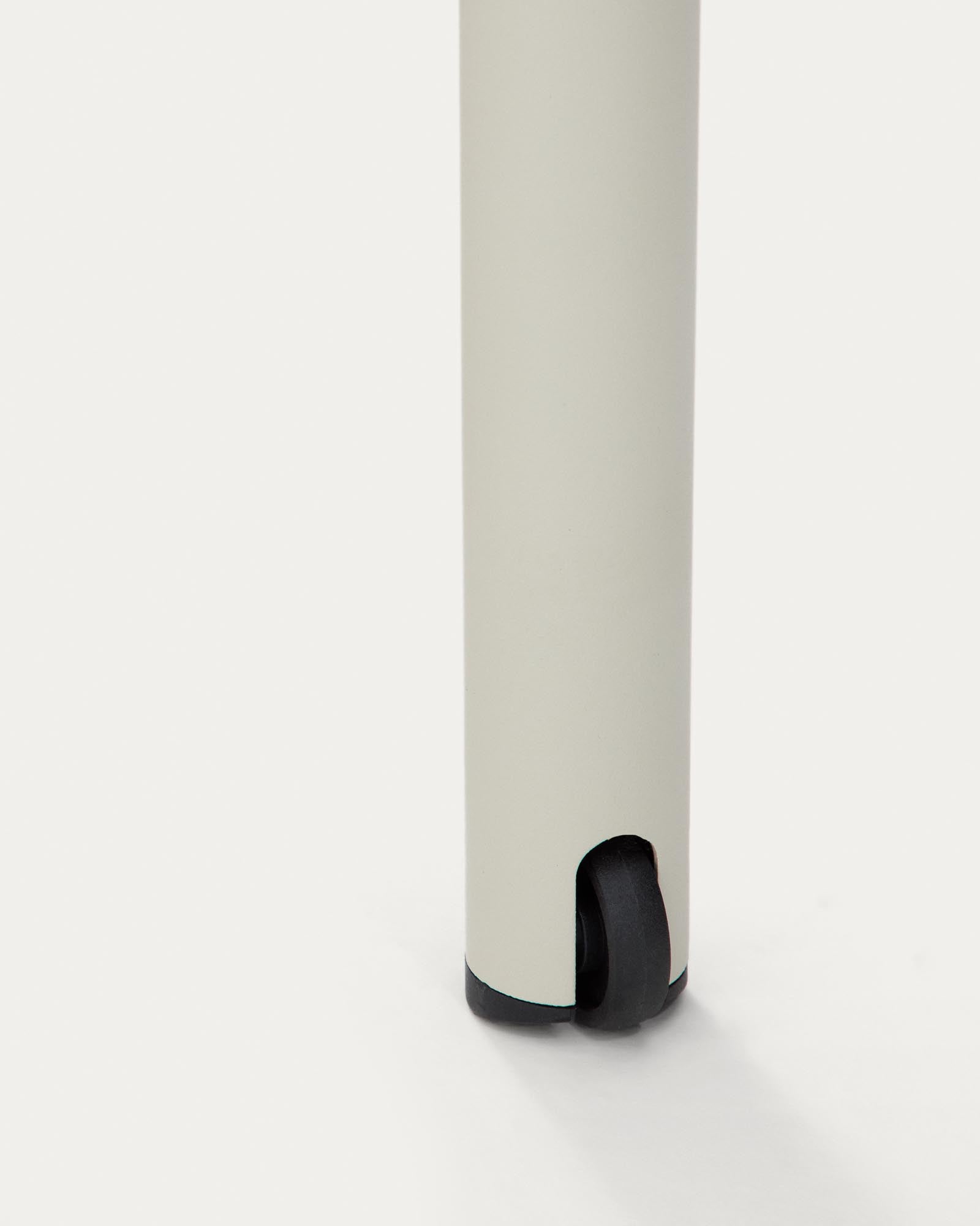 Stapelbare Sonnenliege Lesina aus Aluminium und ecrufarbenem Texteline in Taupe präsentiert im Onlineshop von KAQTU Design AG. Liegestuhl ist von Kave Home