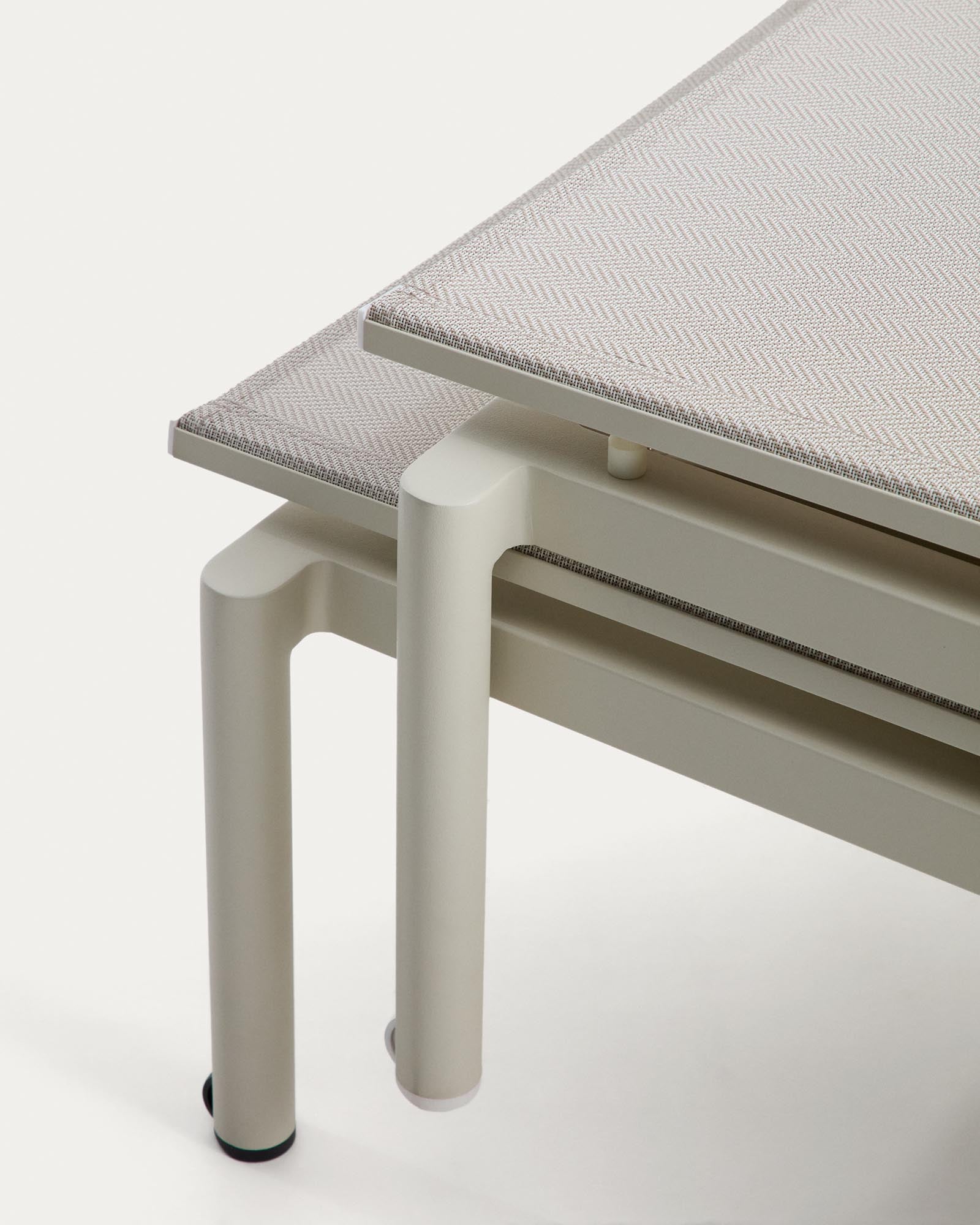 Stapelbare Sonnenliege Lesina aus Aluminium und ecrufarbenem Texteline in Taupe präsentiert im Onlineshop von KAQTU Design AG. Liegestuhl ist von Kave Home